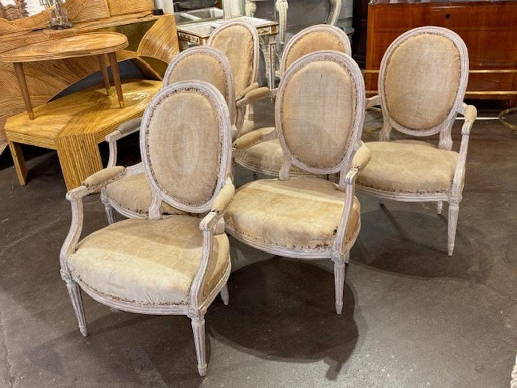 Französische weißgetünchte Sessel aus dem 18. (18. Jahrhundert und früher) im Angebot