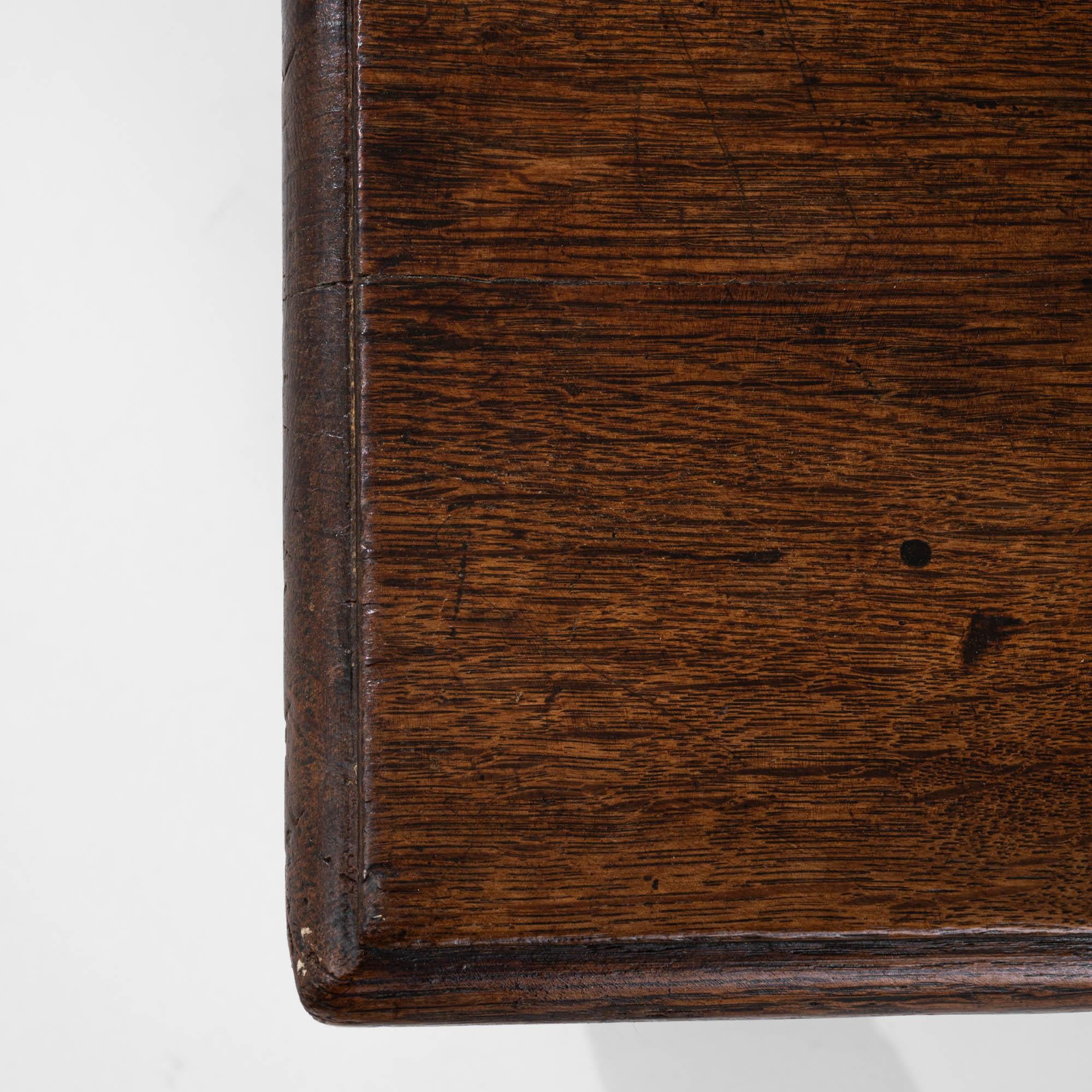 Table basse en bois français du 18e siècle avec patine d'origine 3