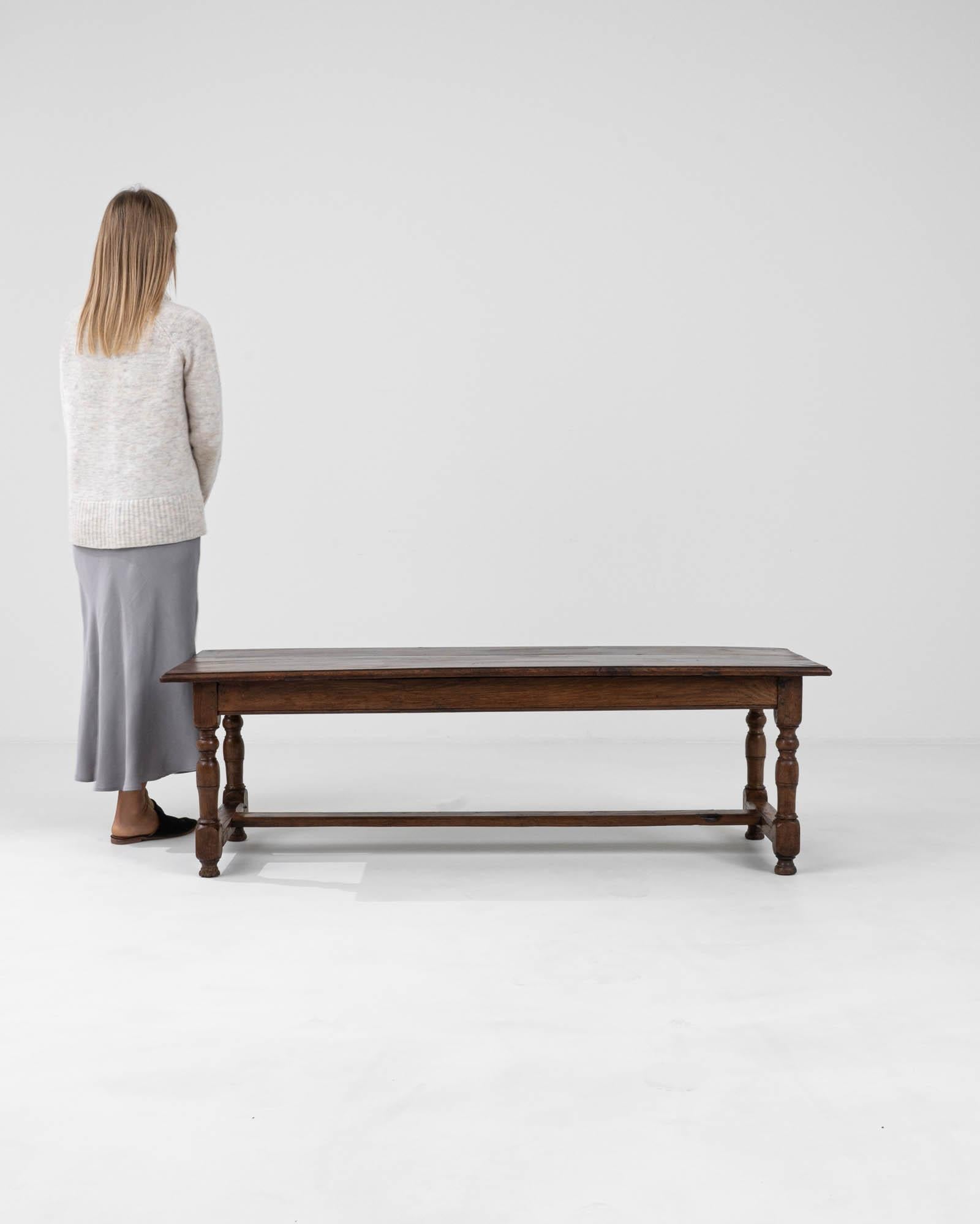 Français Table basse en bois français du 18e siècle avec patine d'origine