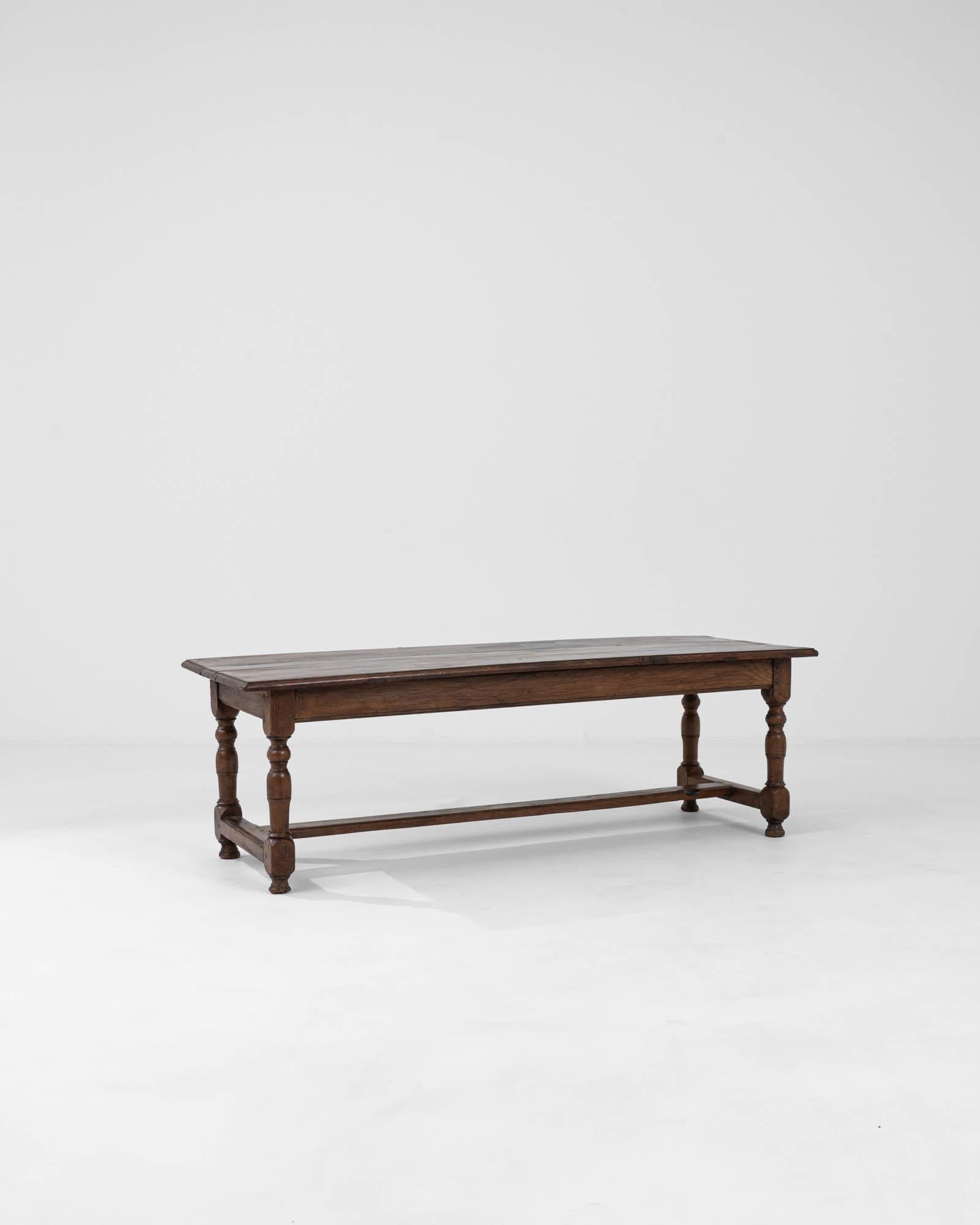 Patiné Table basse en bois français du 18e siècle avec patine d'origine