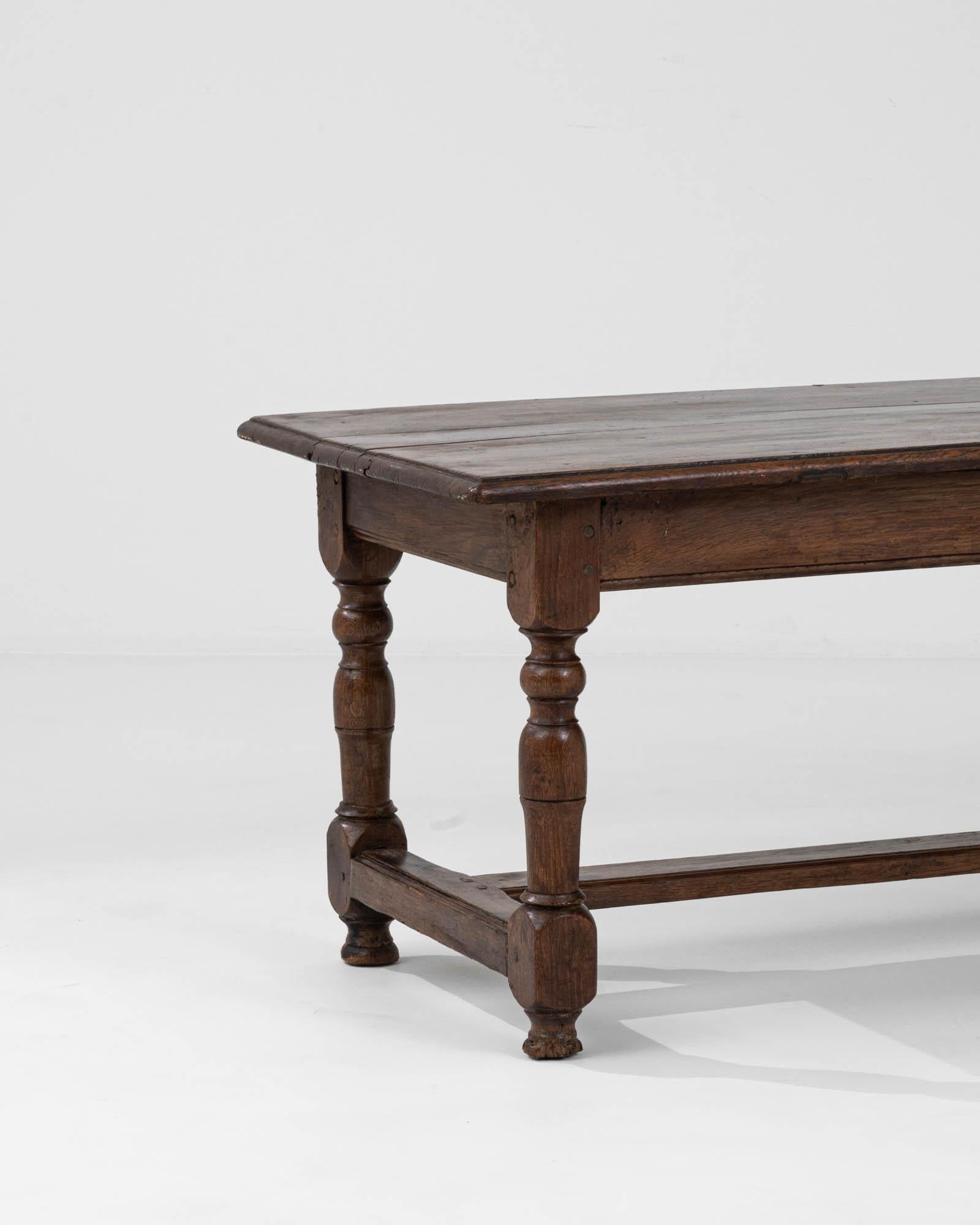 XVIIIe siècle et antérieur Table basse en bois français du 18e siècle avec patine d'origine