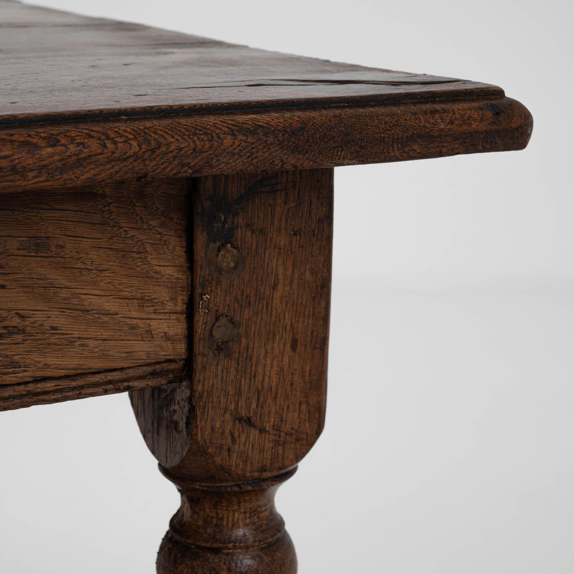 Bois Table basse en bois français du 18e siècle avec patine d'origine