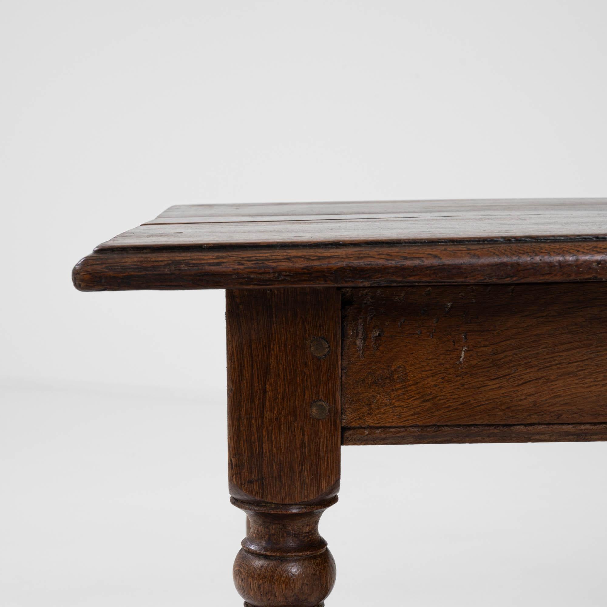 Table basse en bois français du 18e siècle avec patine d'origine 1