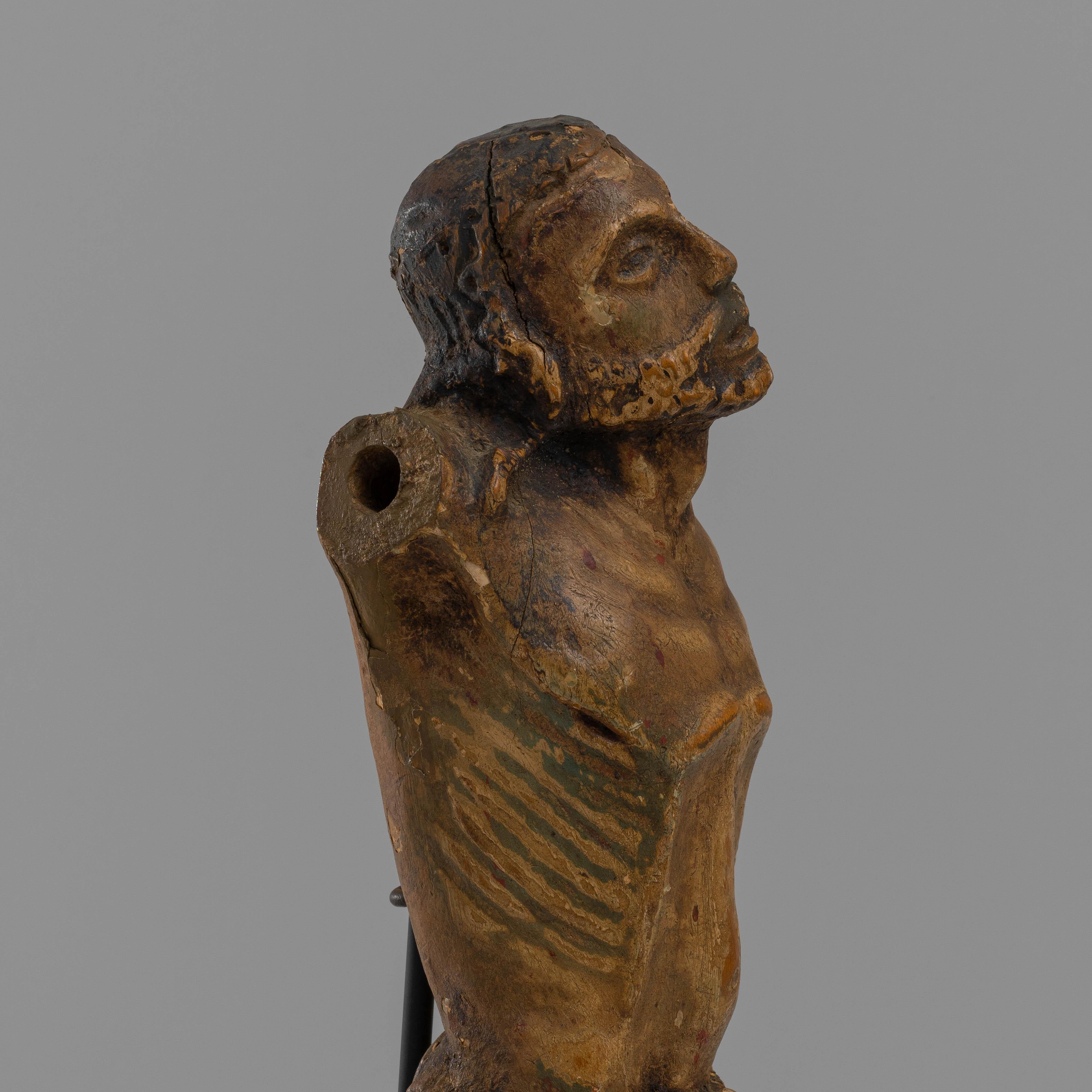 Sculpture en bois de Jésus du 18e siècle sur Stand en métal en vente 6