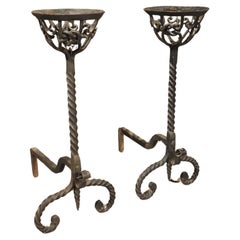 Chenets en fer forgé français du XVIIIe siècle avec motifs de nœuds richement travaillés