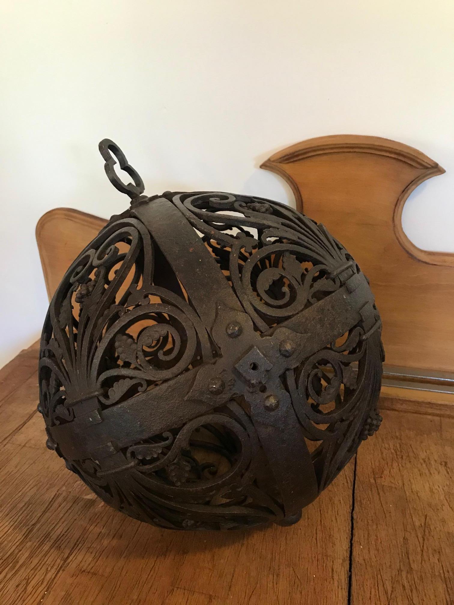18th Century French Wrought Iron Decorative Ball In Good Condition In LEGNY, FR