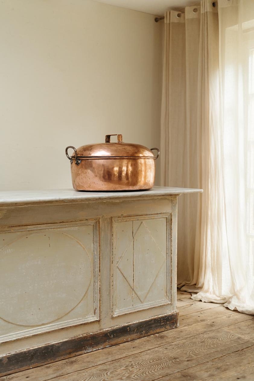 Extra large this brass cooking pot, sublime patina, was used to Cook turkey .