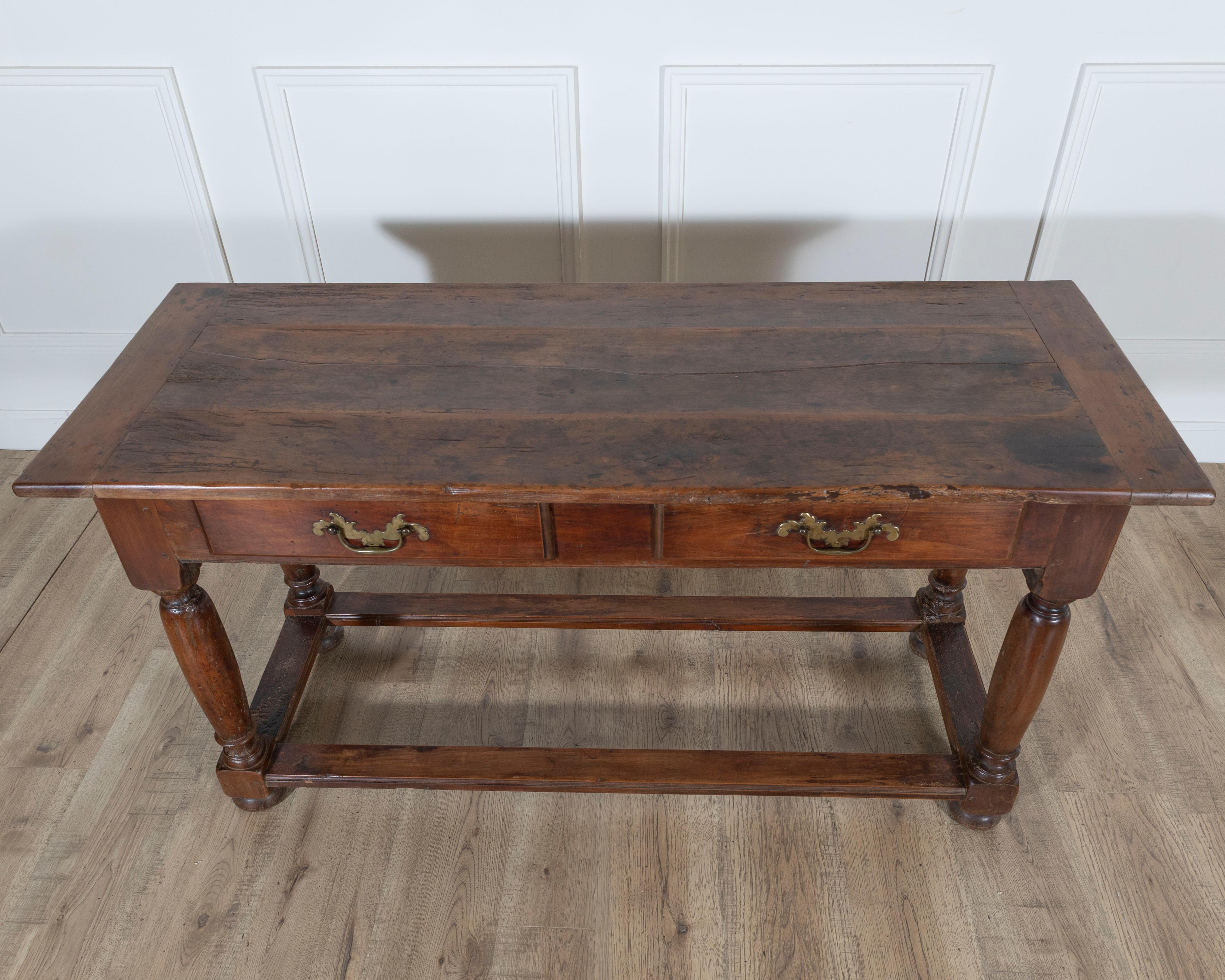 Consola de madera de frutal del siglo XVIII con dos cajones Francés en venta