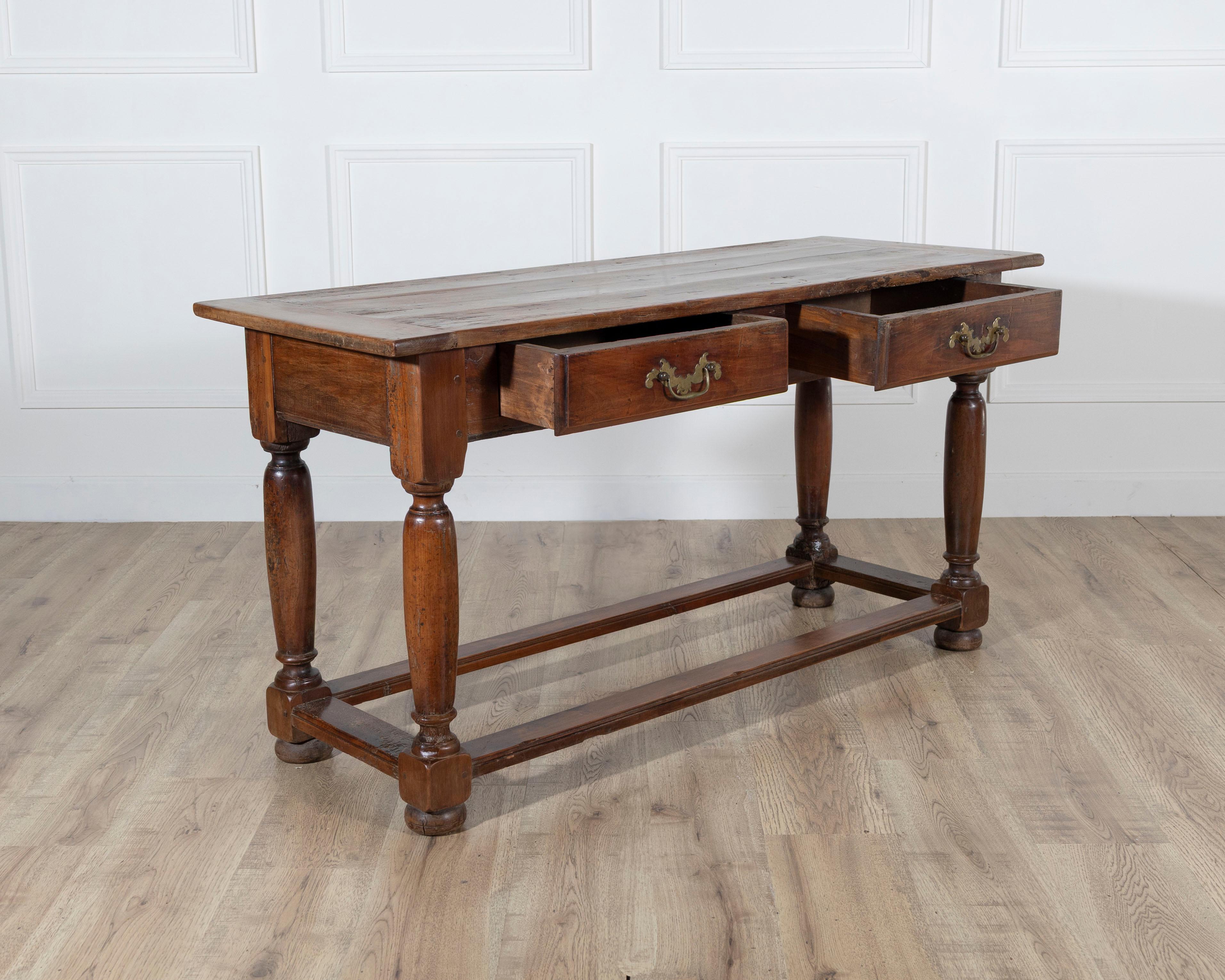 Consola de madera de frutal del siglo XVIII con dos cajones en Bueno estado para la venta en Atlanta, GA
