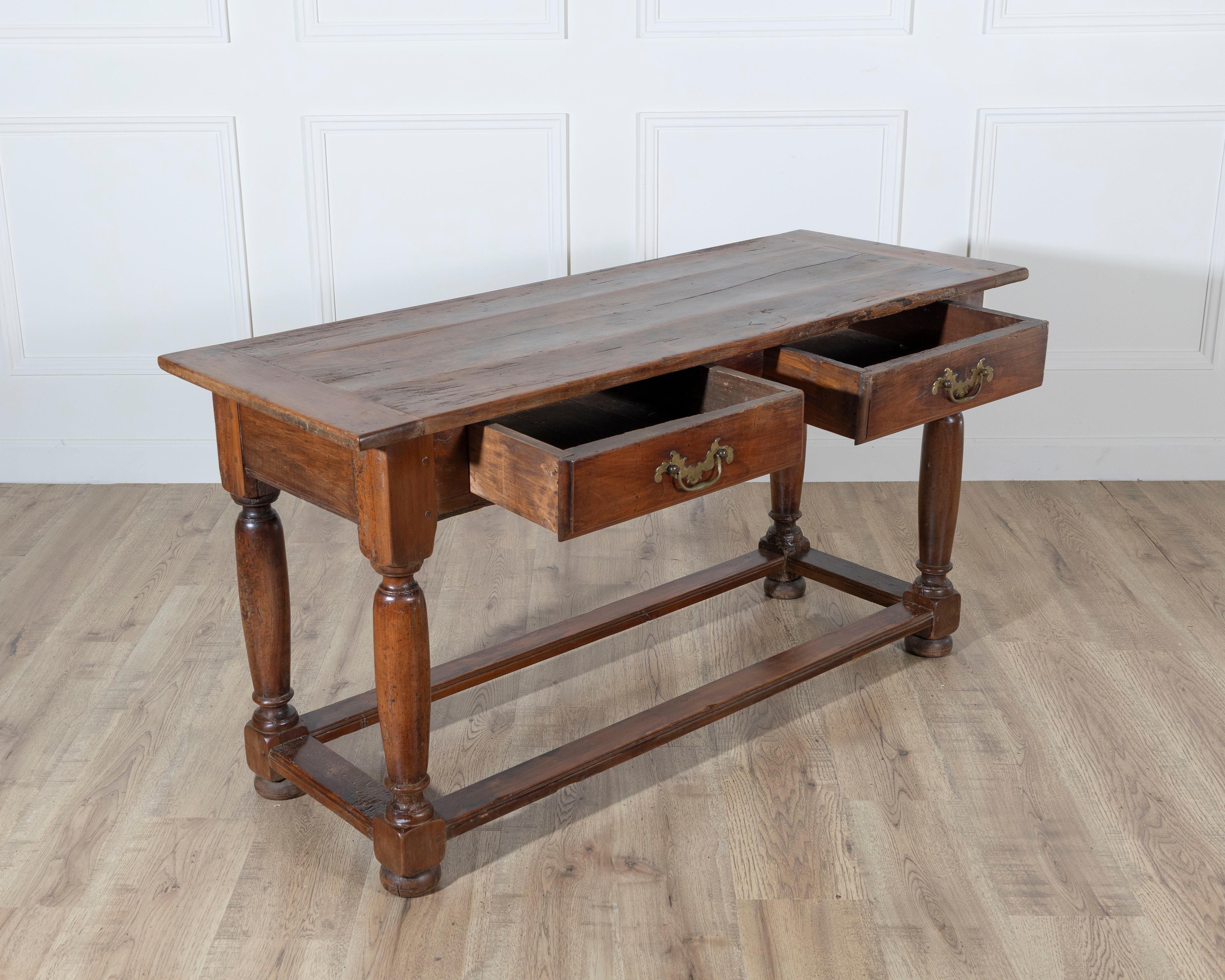 Consola de madera de frutal del siglo XVIII con dos cajones siglo XVIII y antes en venta
