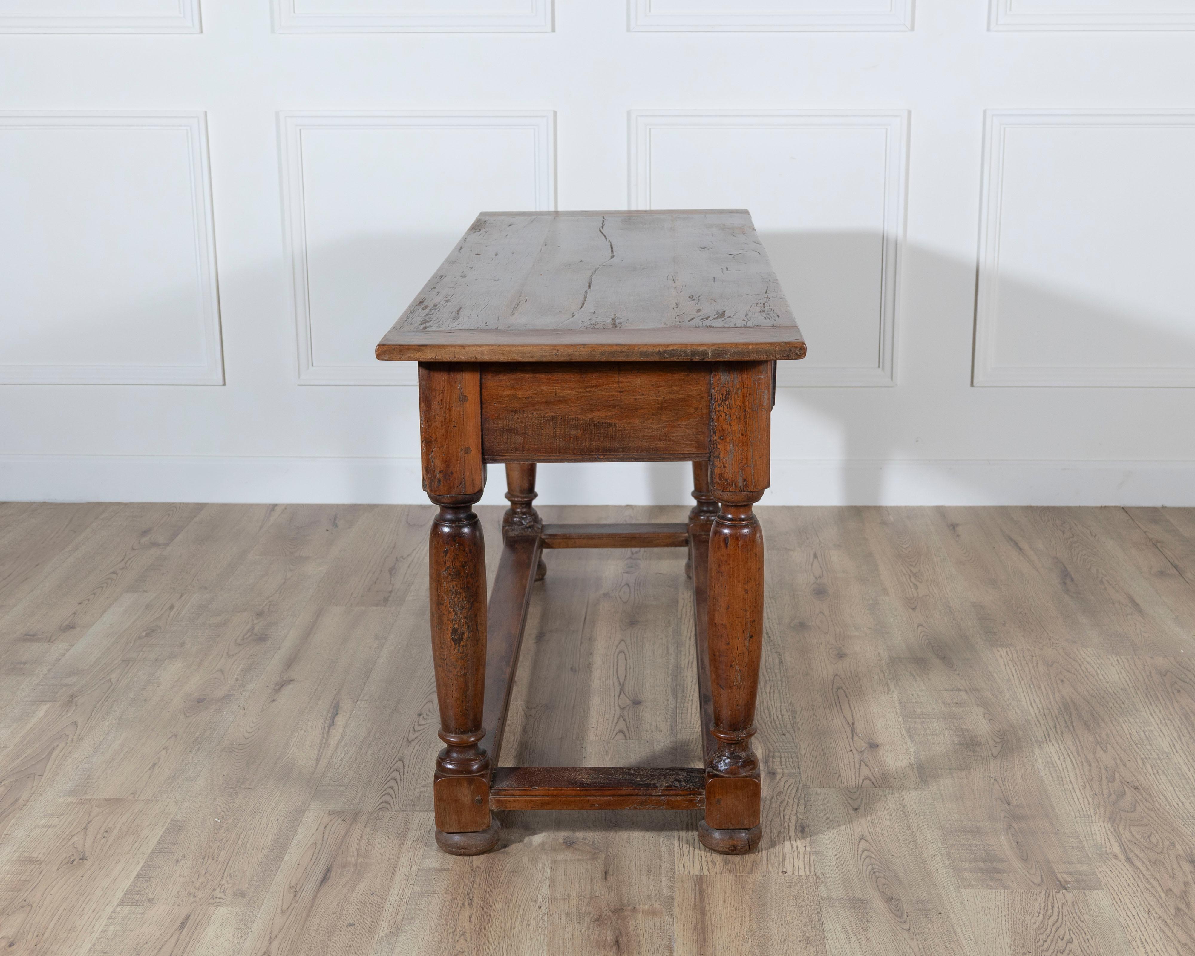 Consola de madera de frutal del siglo XVIII con dos cajones Madera frutal en venta