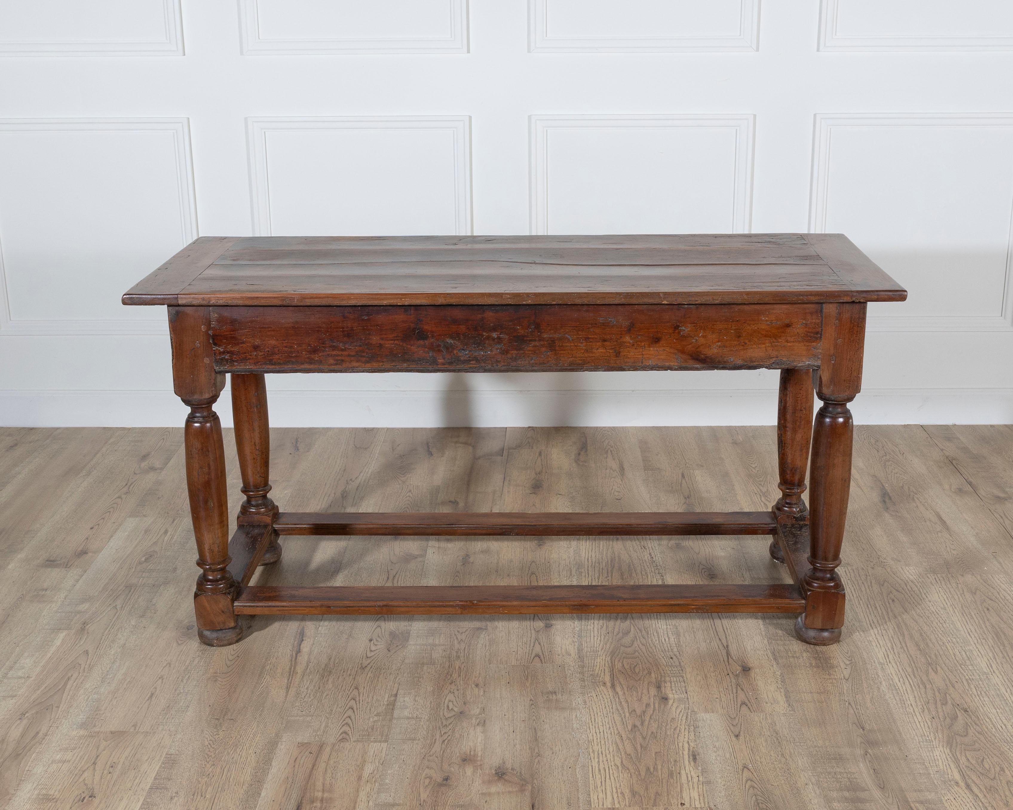 Consola de madera de frutal del siglo XVIII con dos cajones en venta 1