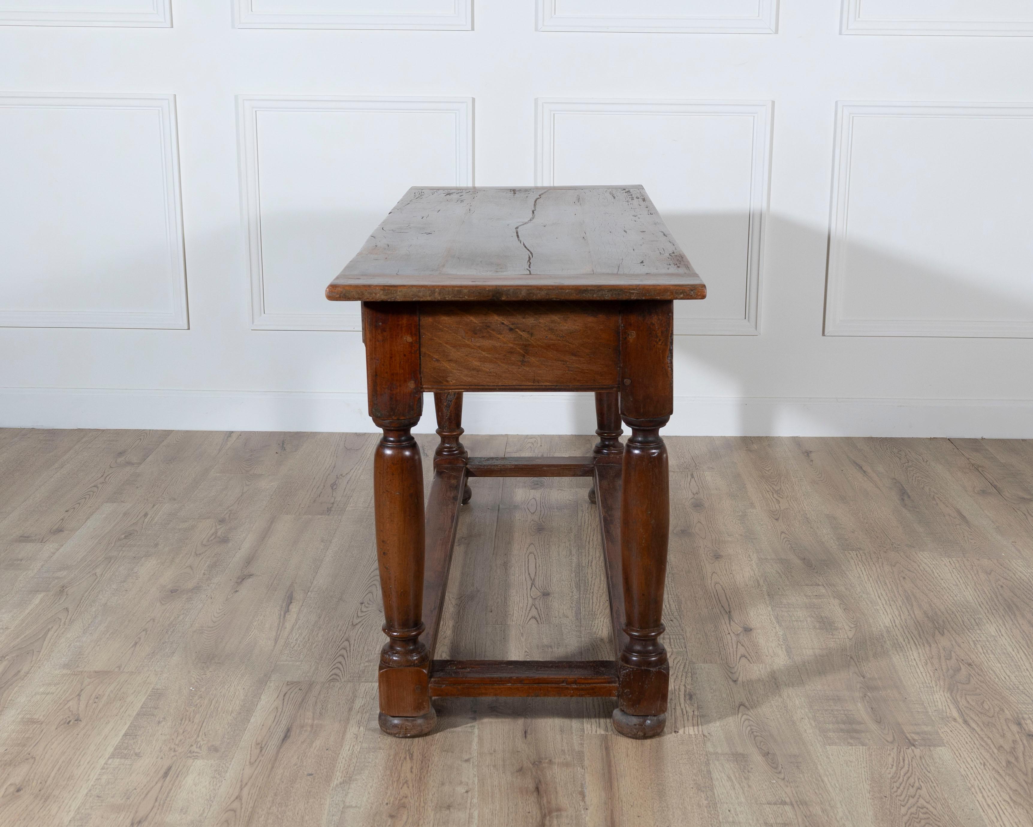 Consola de madera de frutal del siglo XVIII con dos cajones en venta 2