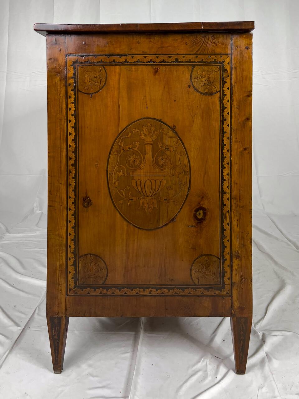 Cómoda italiana del siglo XVIII de madera de frutal con incrustaciones de nogal en Bueno estado para la venta en Houston, TX