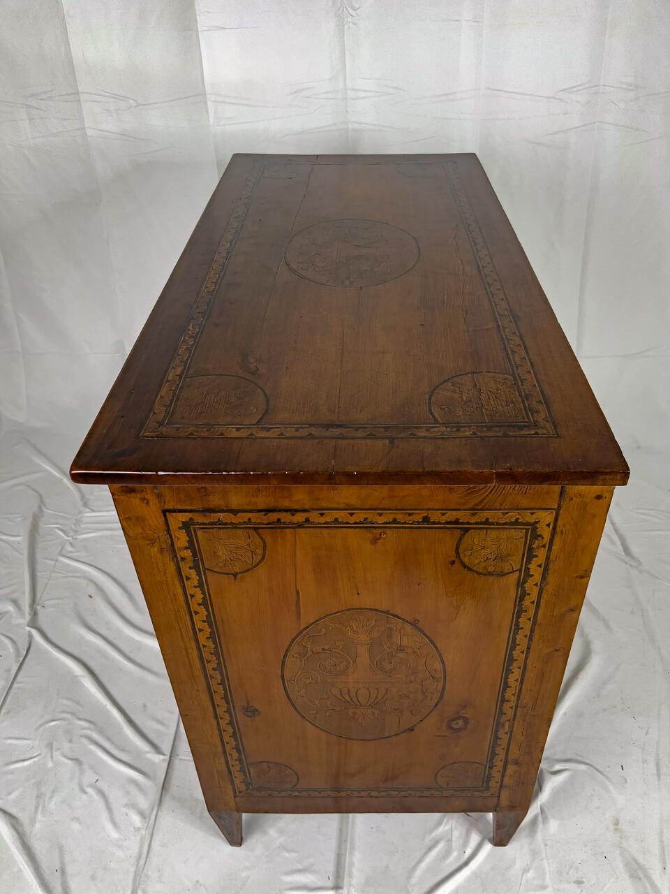 Cómoda italiana del siglo XVIII de madera de frutal con incrustaciones de nogal siglo XVIII y antes en venta