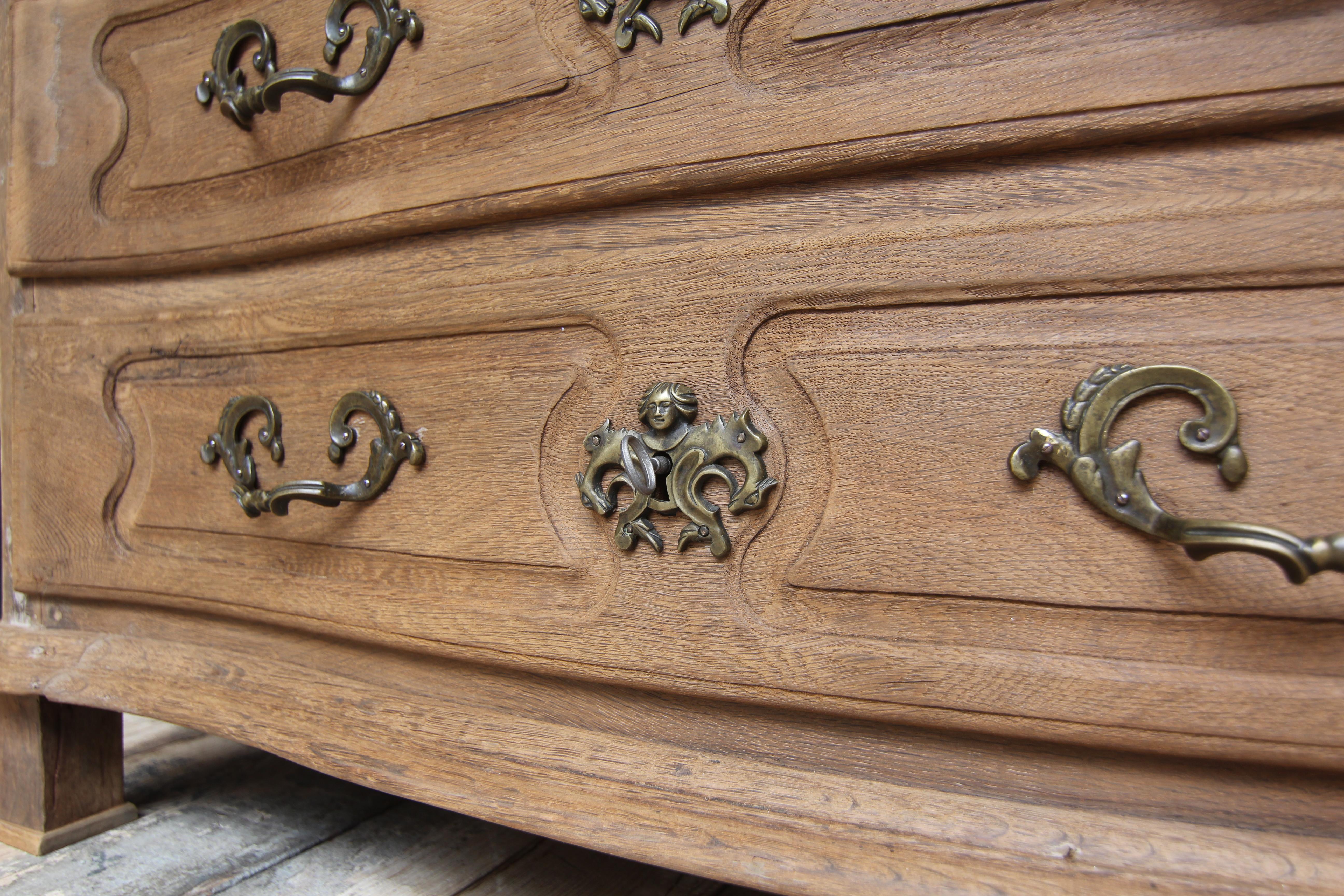 18th Century Galbée Chest of Drawers made of Oak For Sale 4