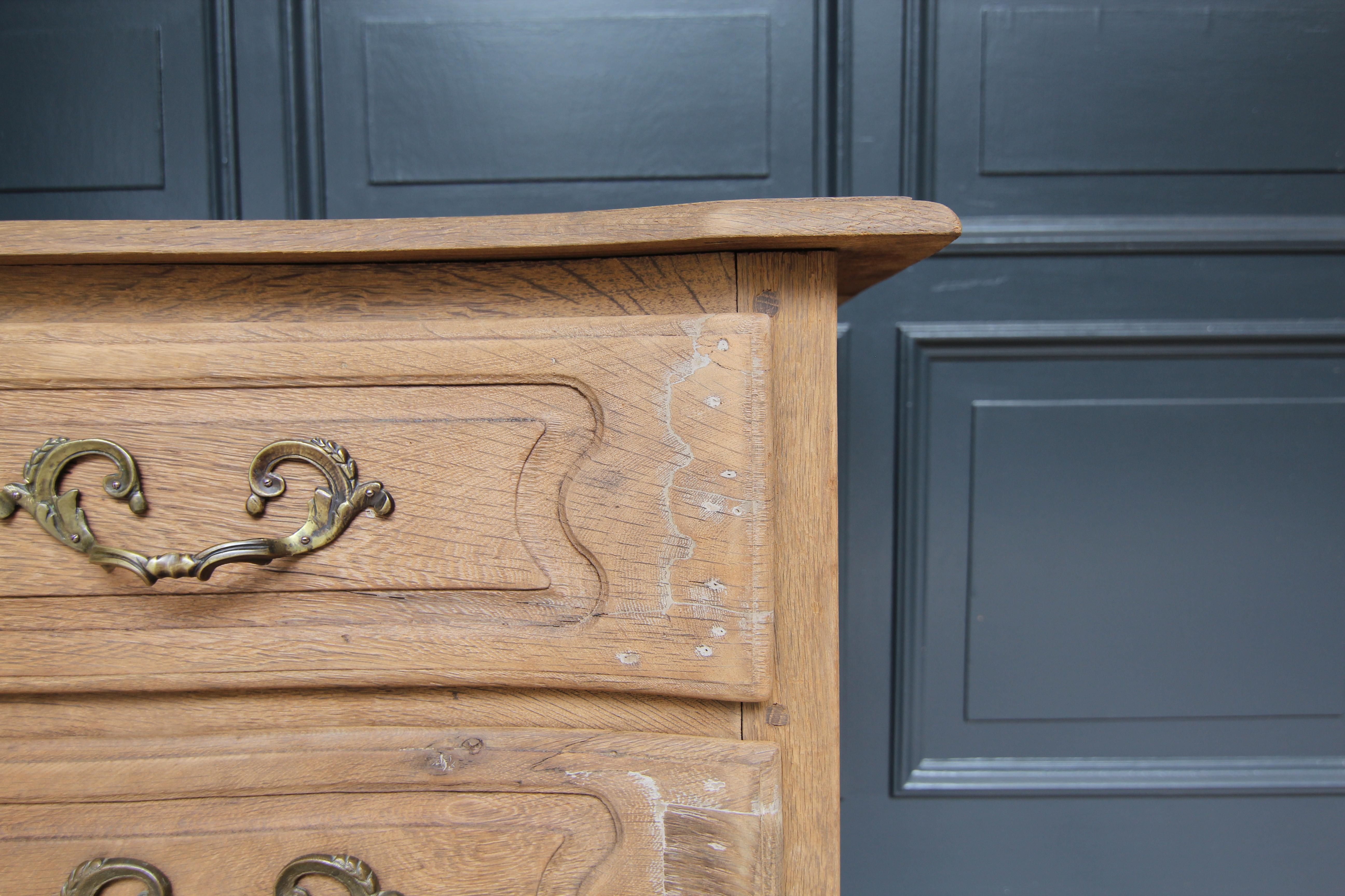 18th Century Galbée Chest of Drawers made of Oak For Sale 5
