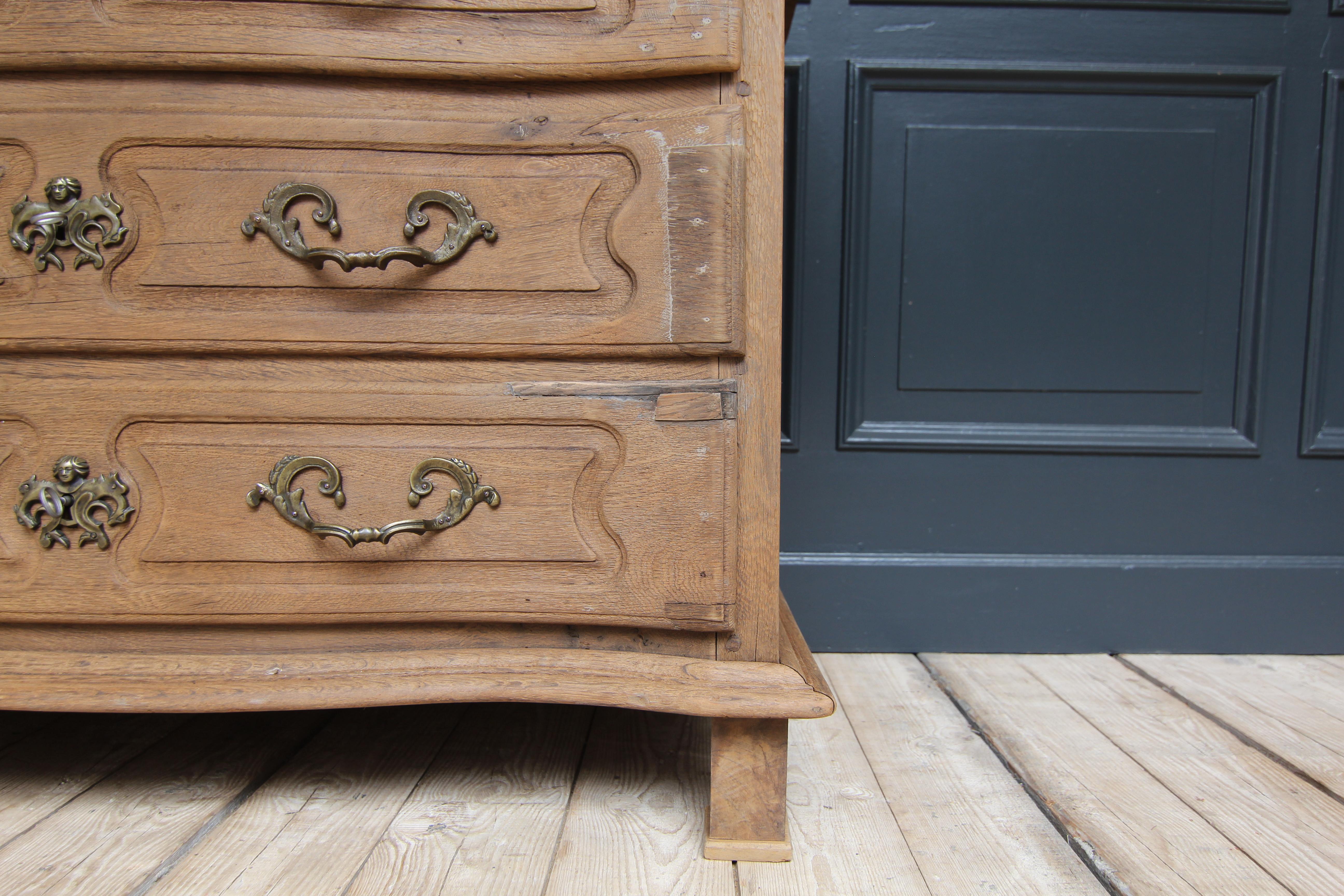 18th Century Galbée Chest of Drawers made of Oak For Sale 6