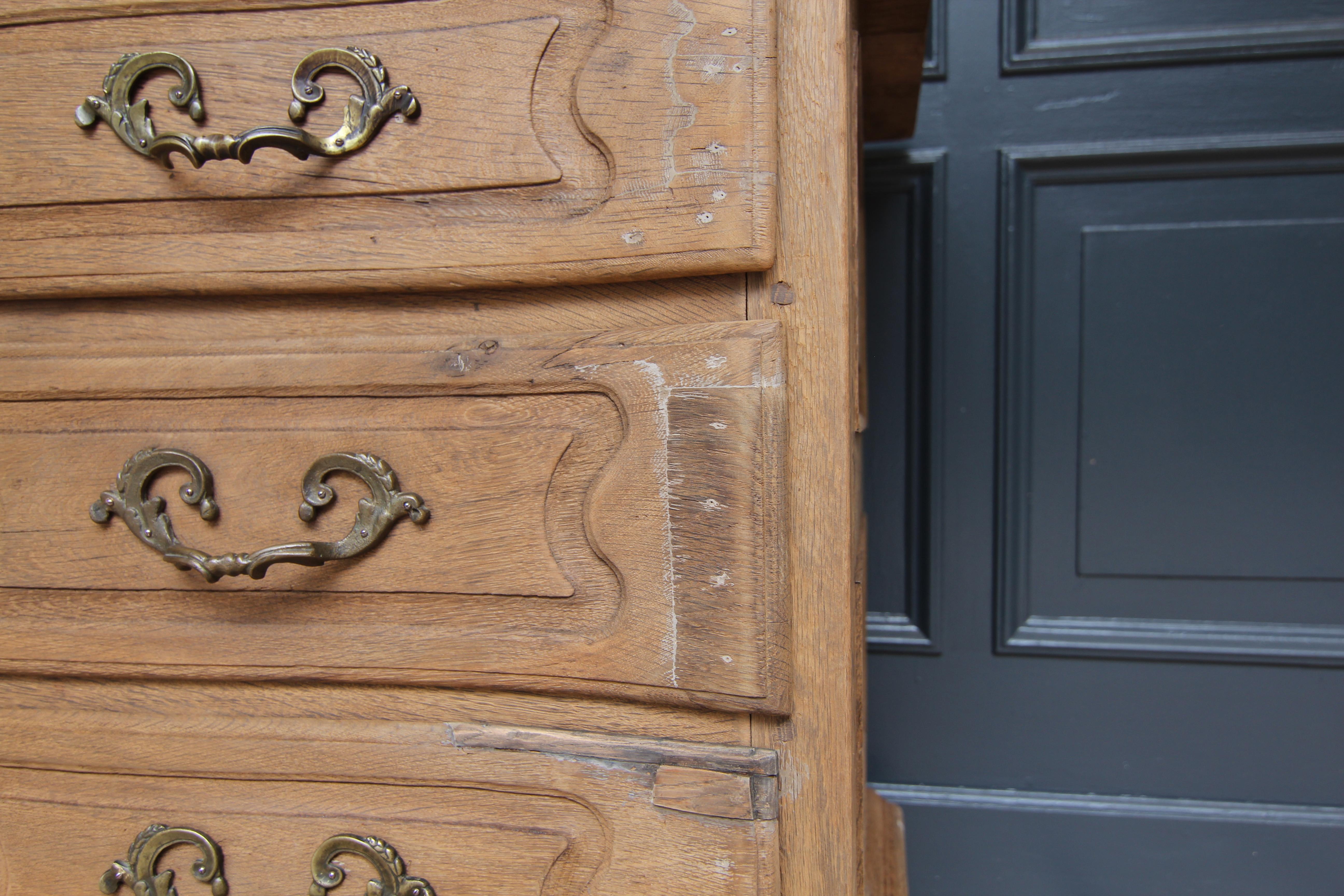 18th Century Galbée Chest of Drawers made of Oak For Sale 7
