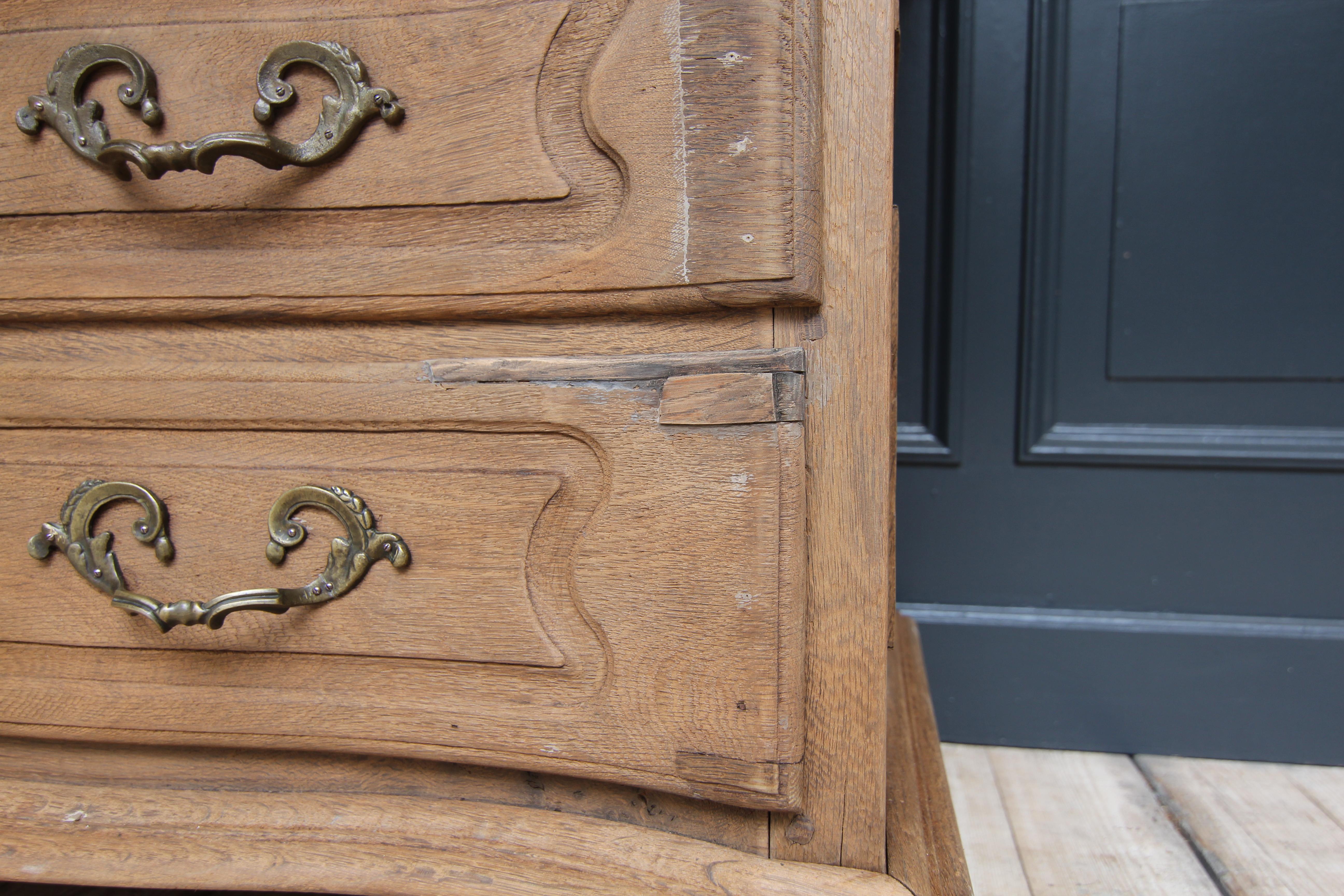 18th Century Galbée Chest of Drawers made of Oak For Sale 8