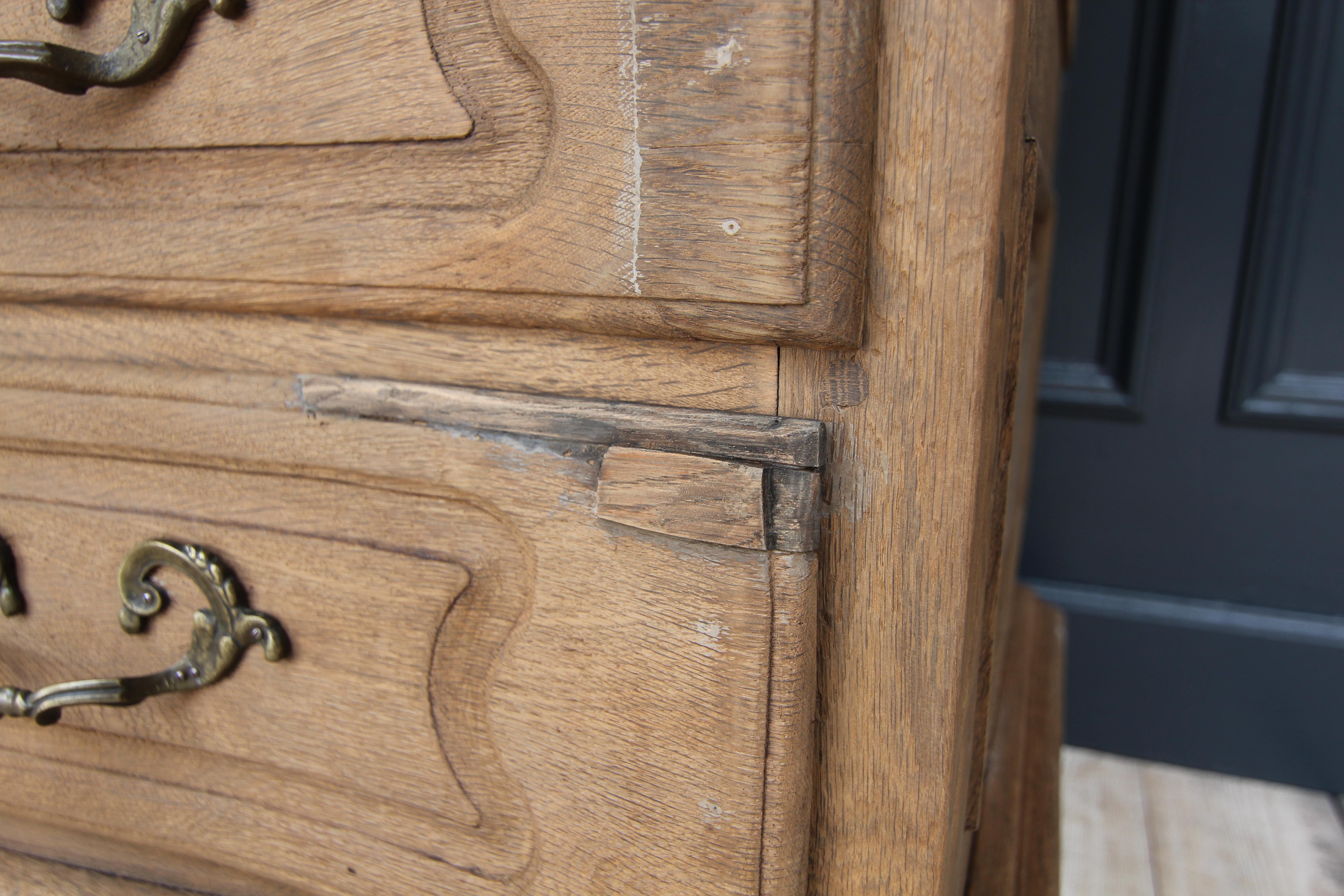 18th Century Galbée Chest of Drawers made of Oak For Sale 9