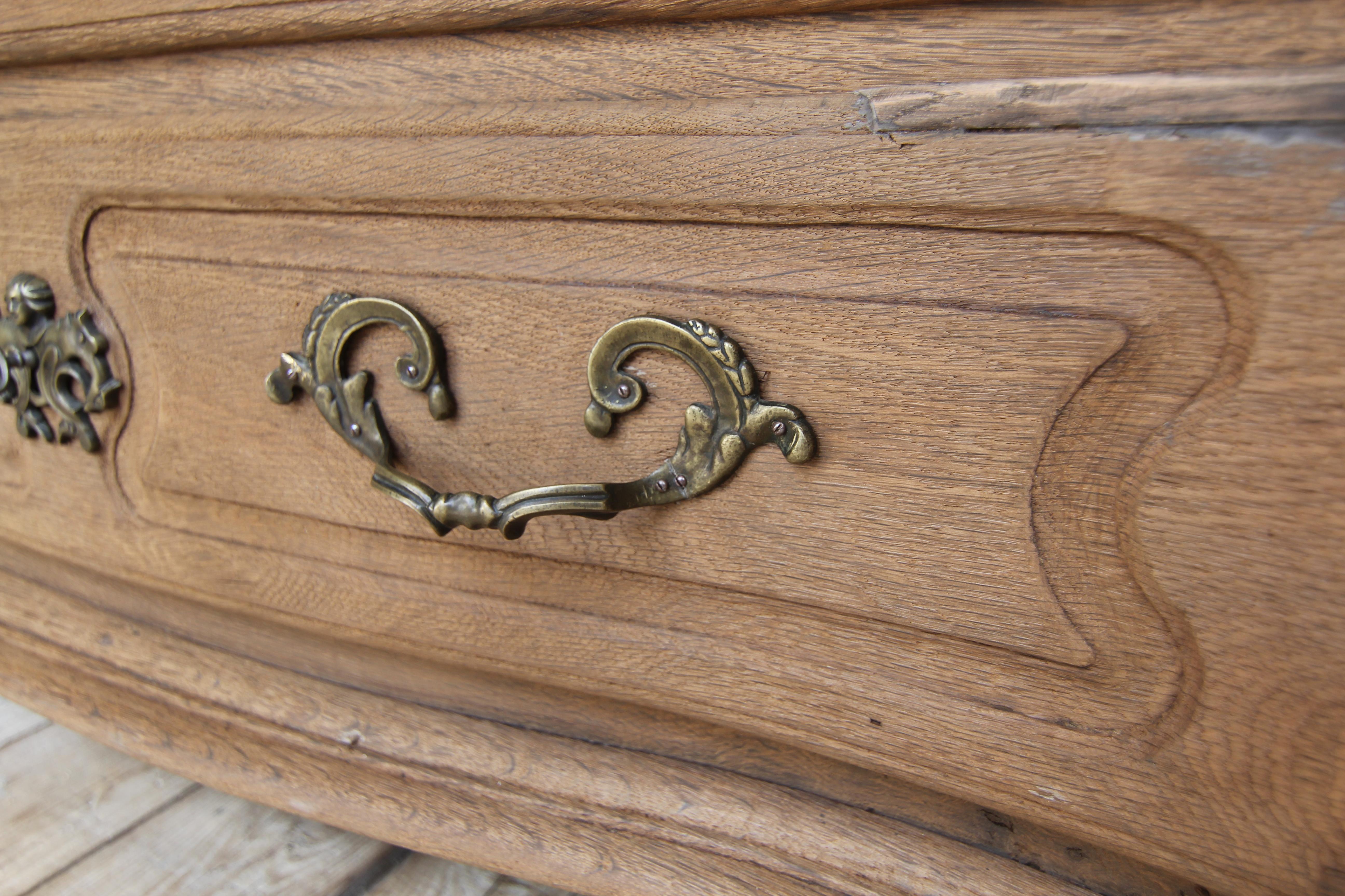 18th Century Galbée Chest of Drawers made of Oak For Sale 10