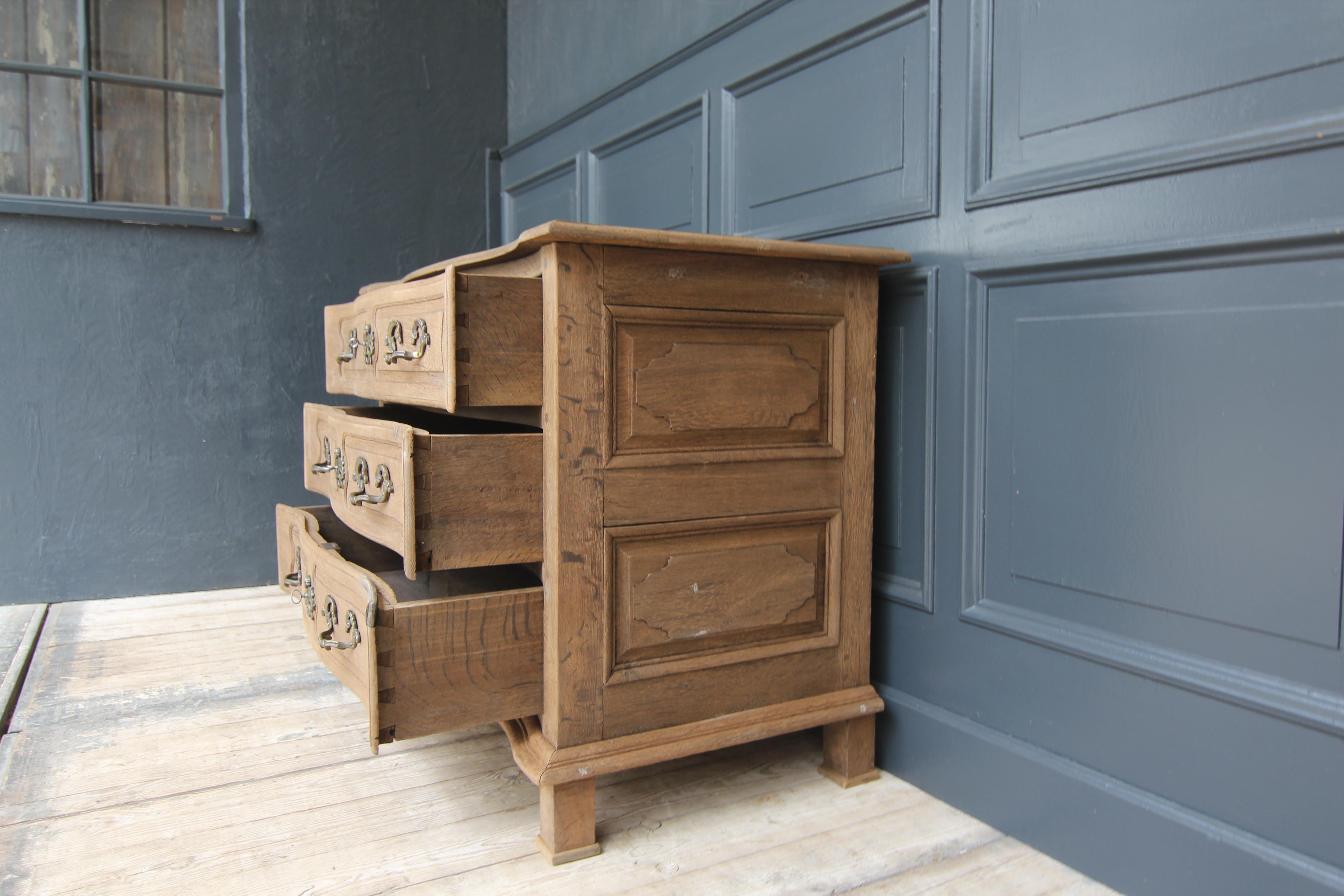 18th Century Galbée Chest of Drawers made of Oak For Sale 11