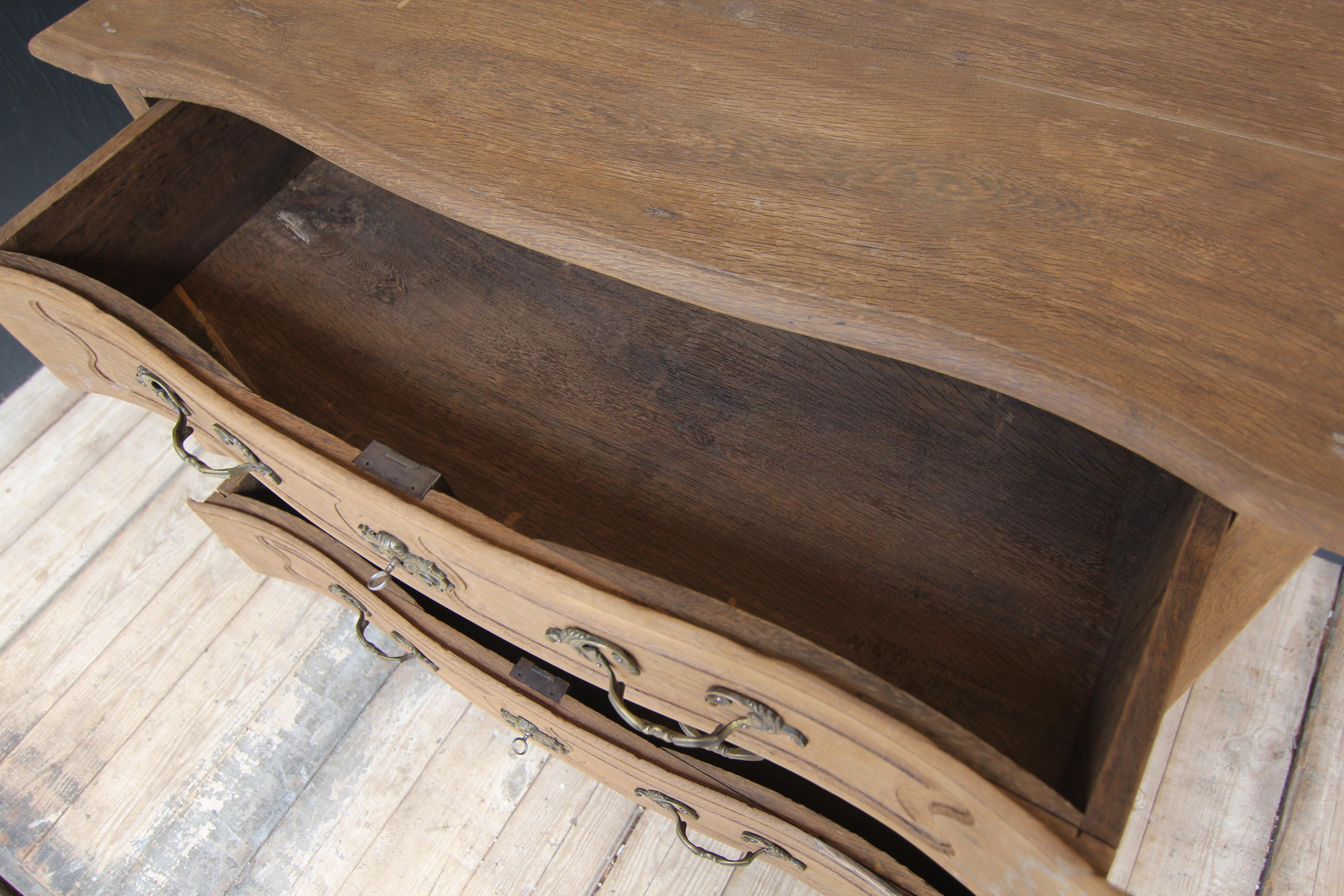 18th Century Galbée Chest of Drawers made of Oak For Sale 12