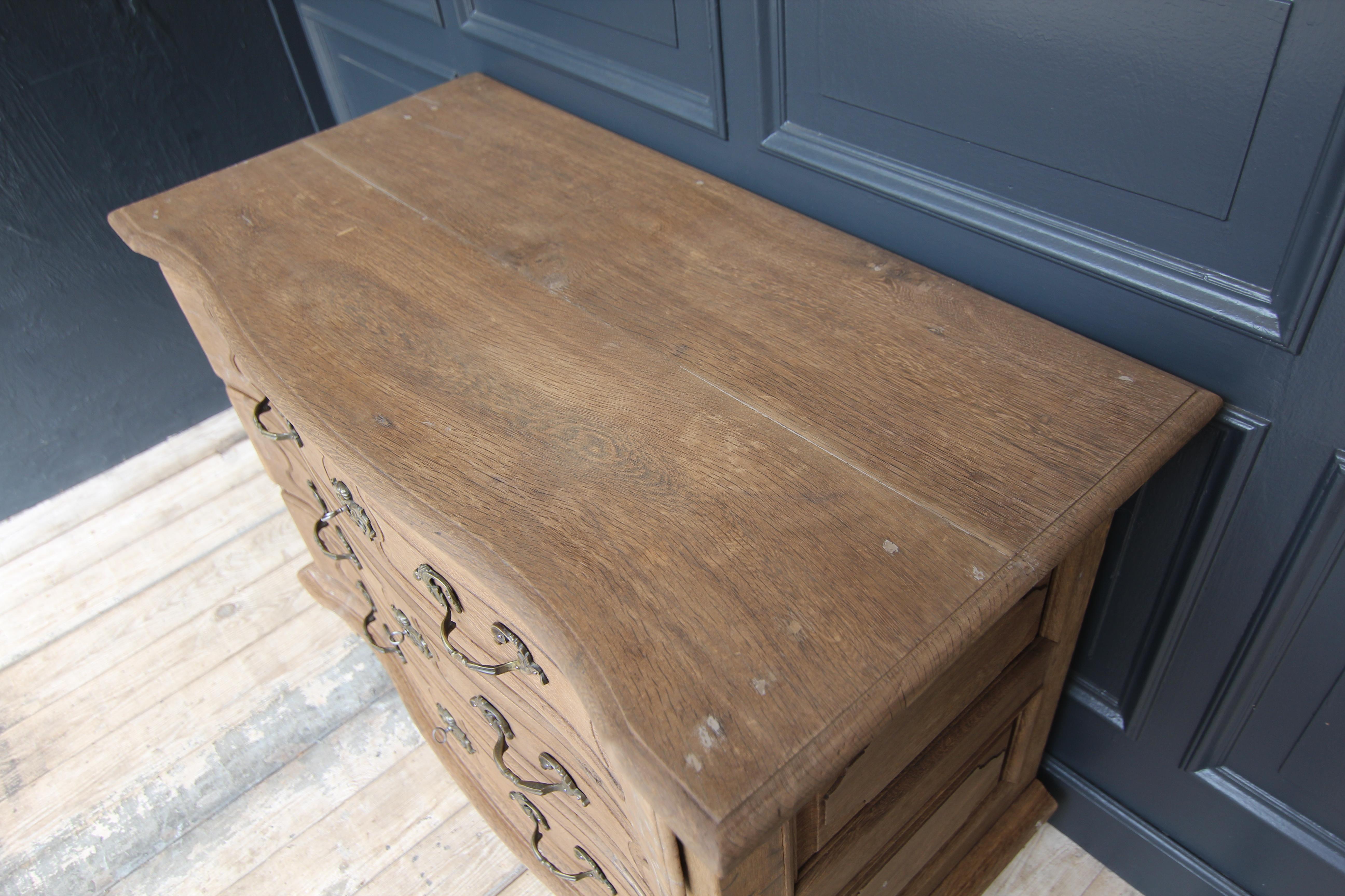 18th Century Galbée Chest of Drawers made of Oak For Sale 13