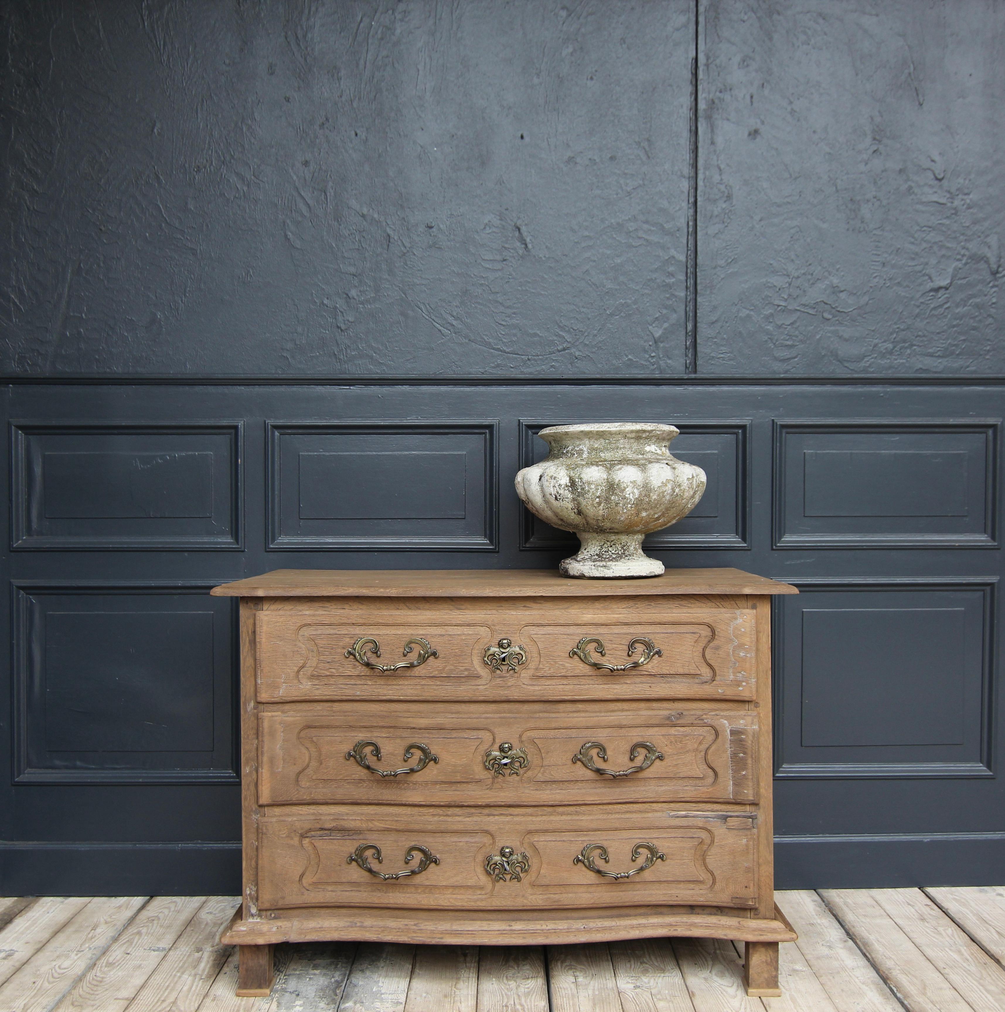 Baroque 18th Century Galbée Chest of Drawers made of Oak For Sale