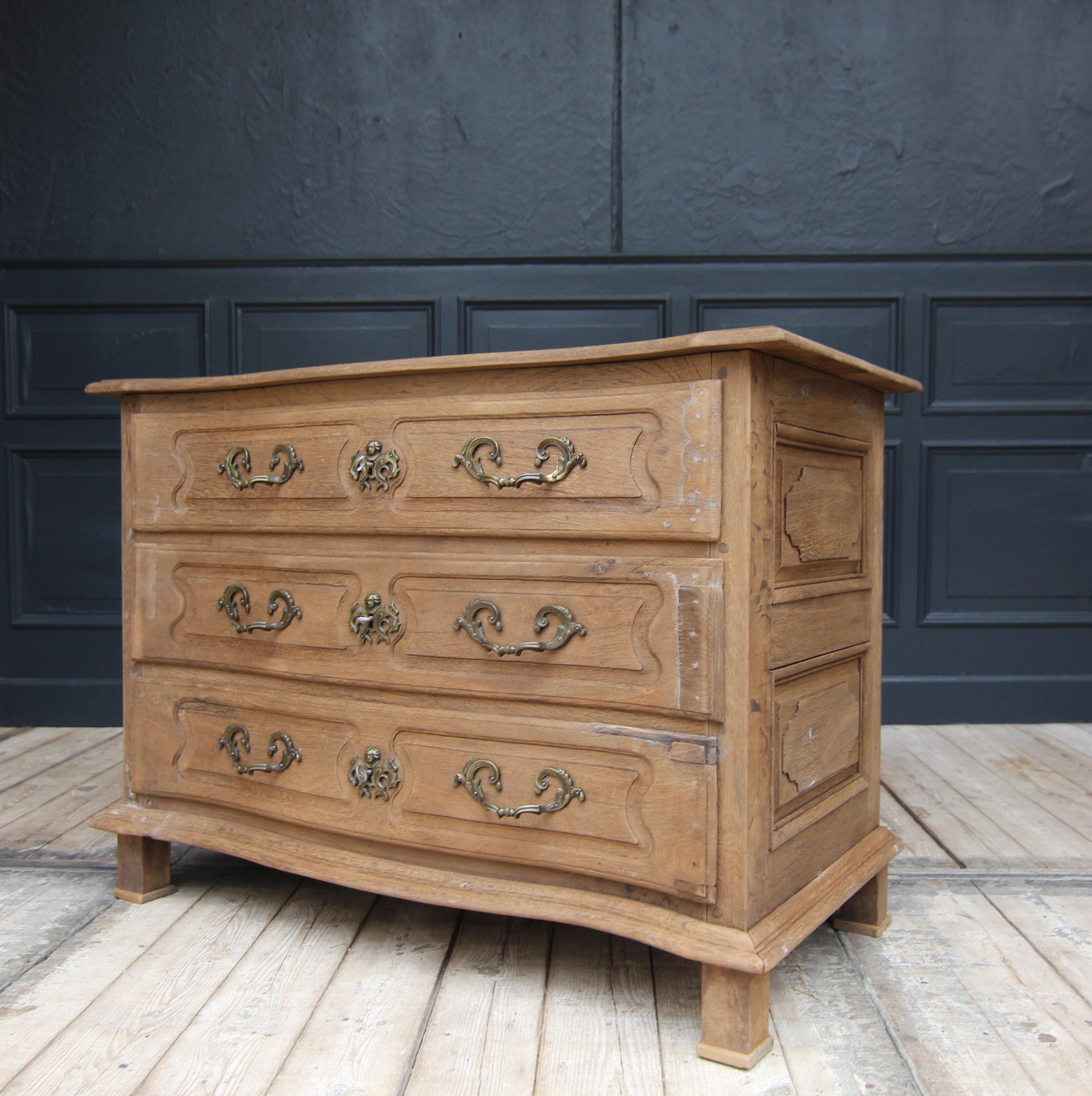 German 18th Century Galbée Chest of Drawers made of Oak For Sale