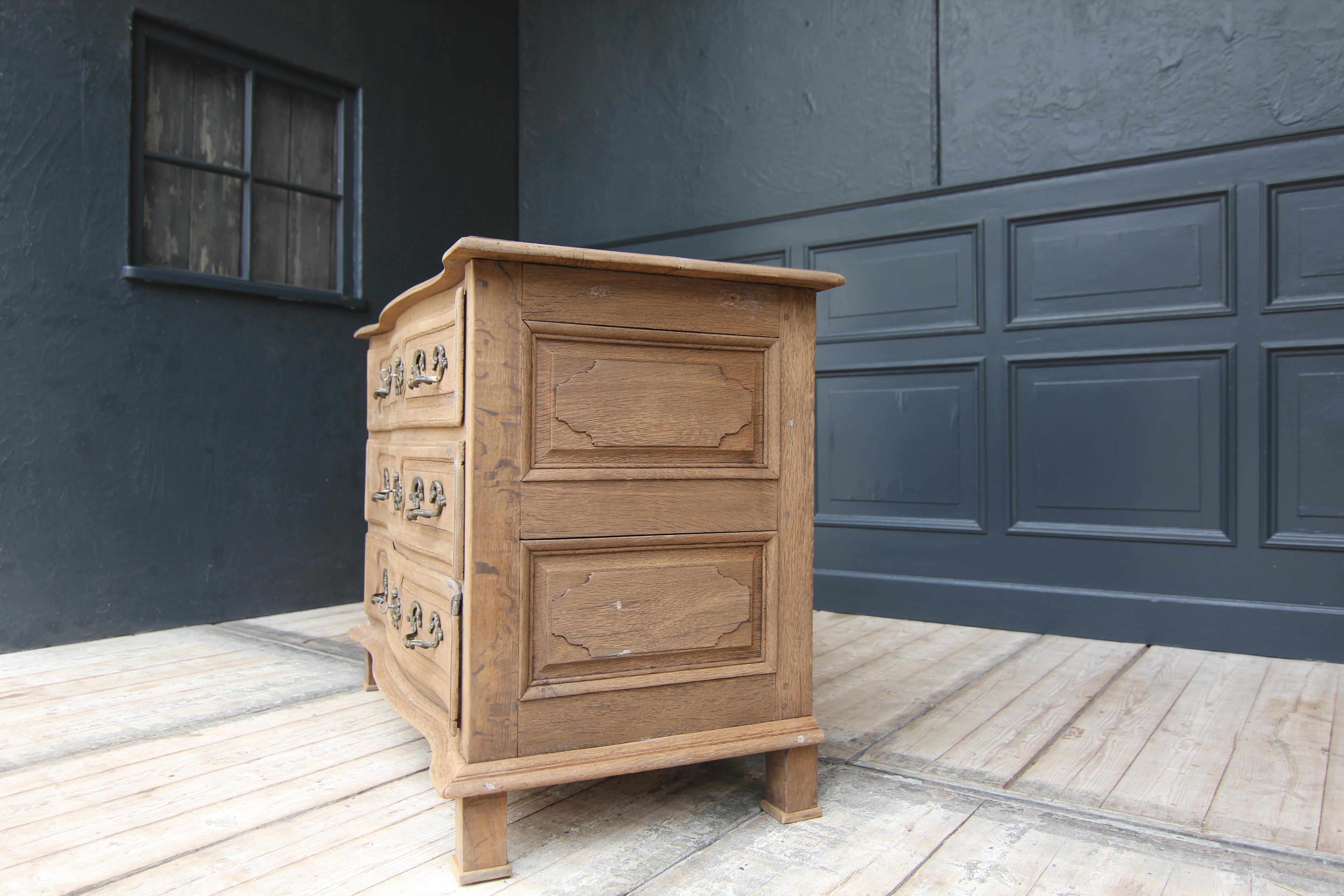 18th Century Galbée Chest of Drawers made of Oak In Good Condition For Sale In Dusseldorf, DE