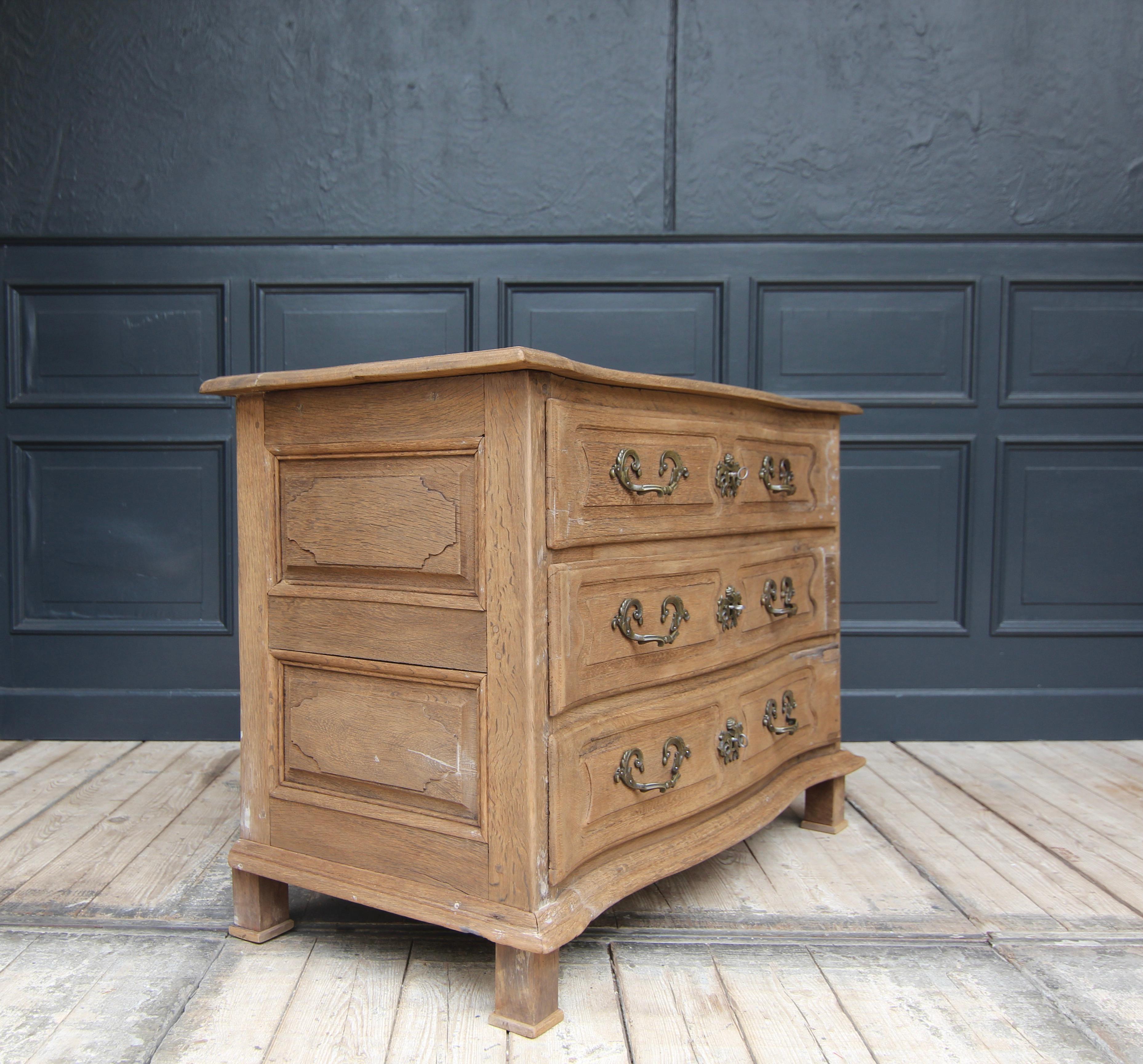18th Century and Earlier 18th Century Galbée Chest of Drawers made of Oak For Sale