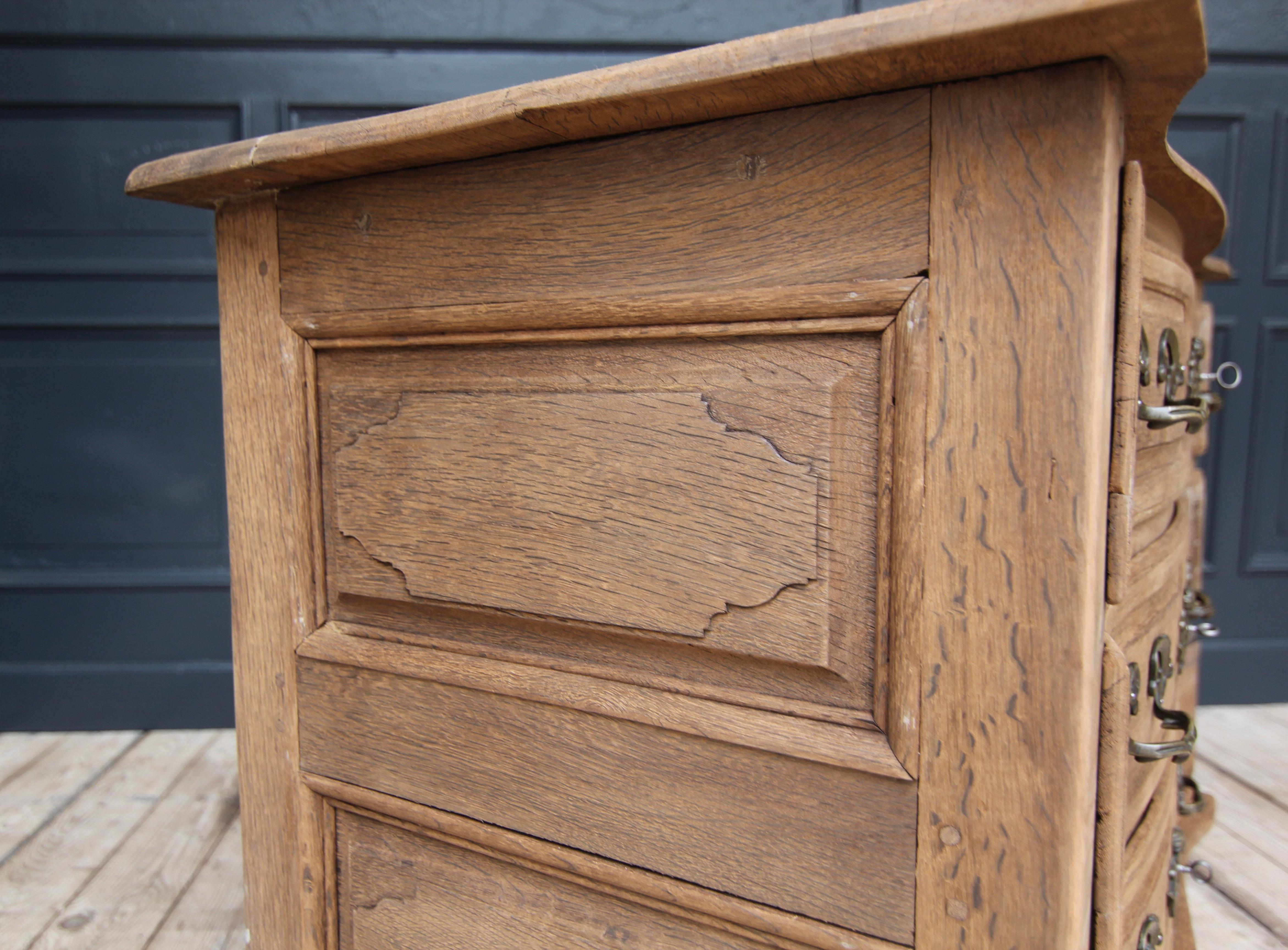 18th Century Galbée Chest of Drawers made of Oak For Sale 1