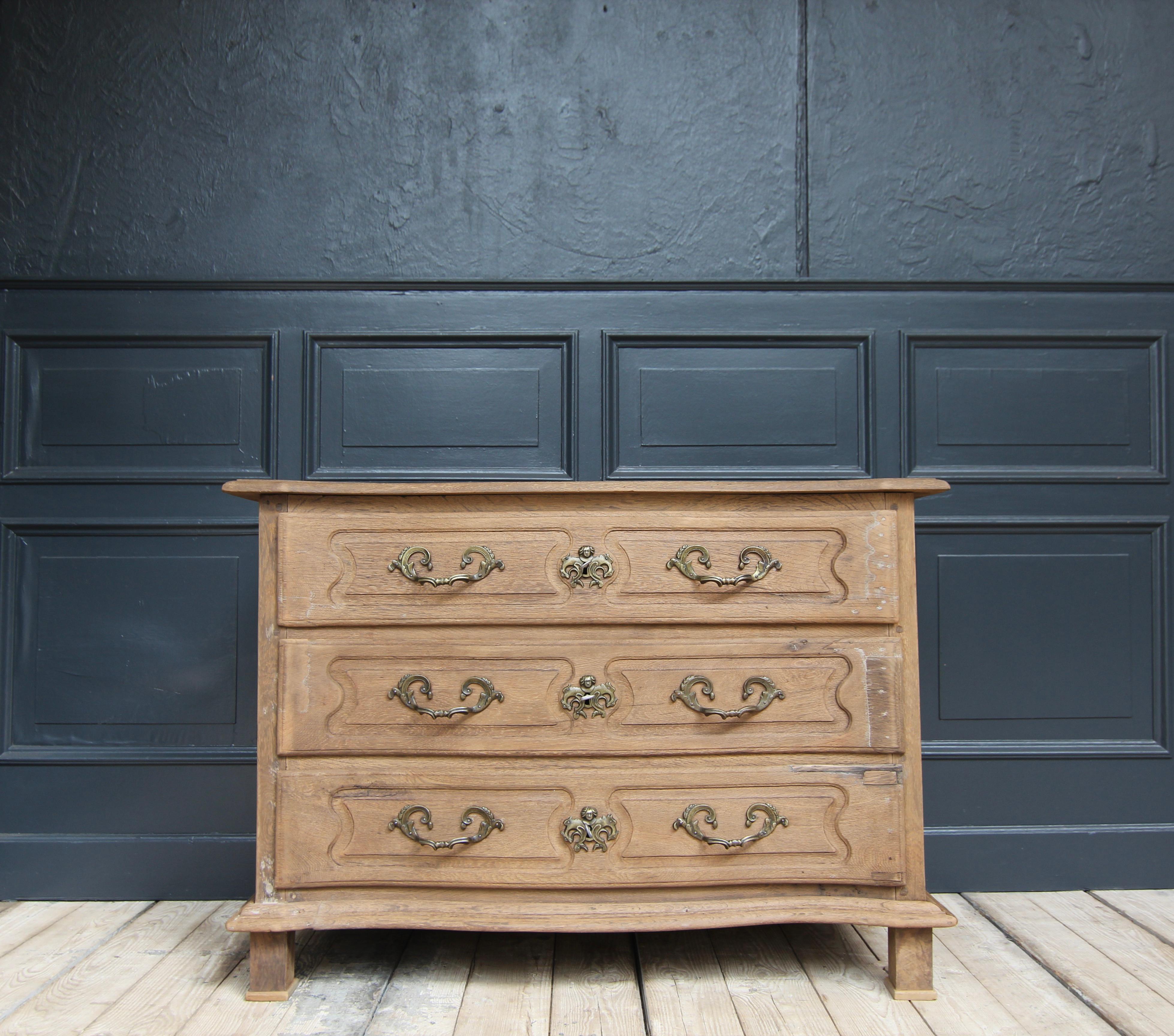 18th Century Galbée Chest of Drawers made of Oak For Sale 2