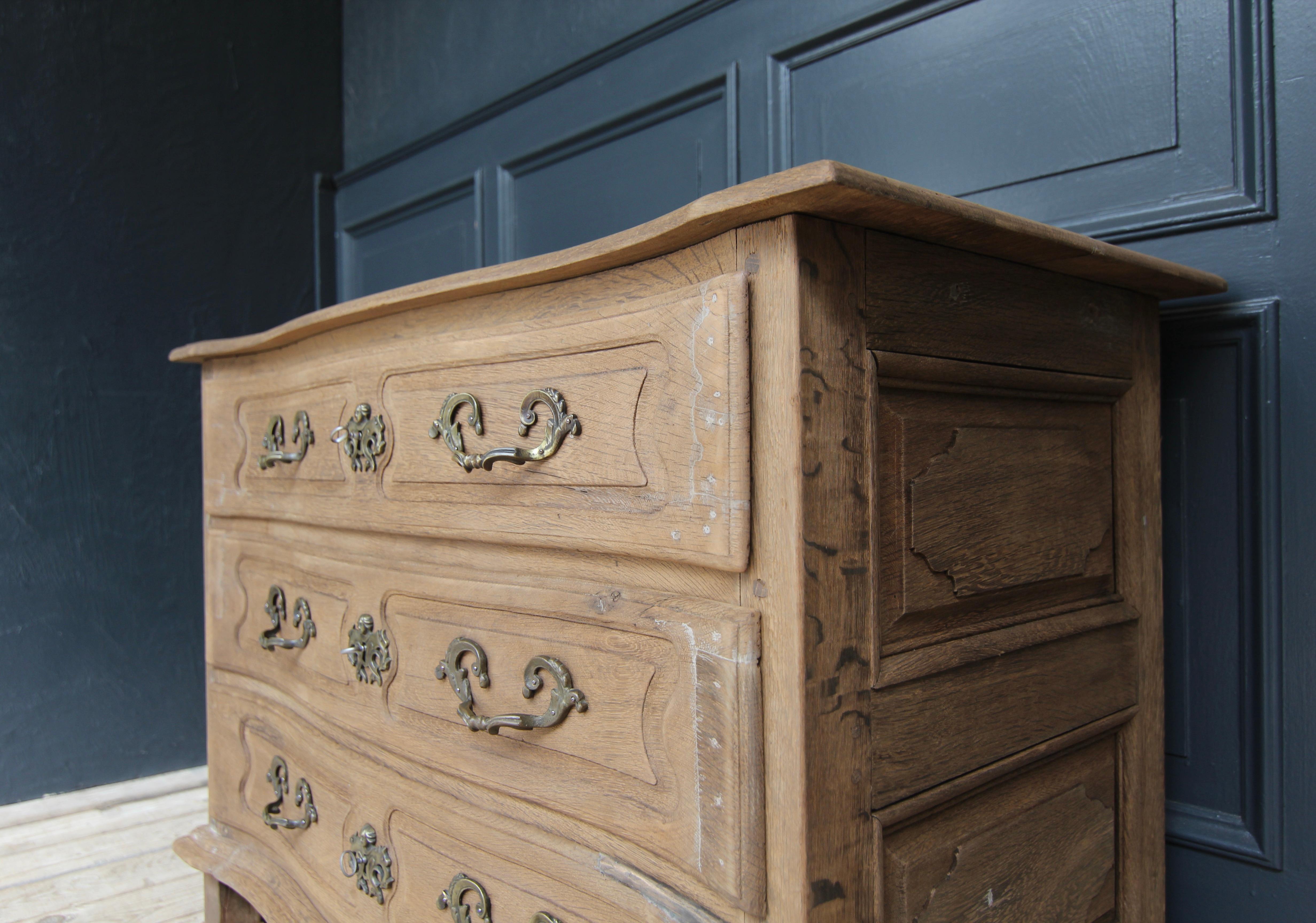 18th Century Galbée Chest of Drawers made of Oak For Sale 3