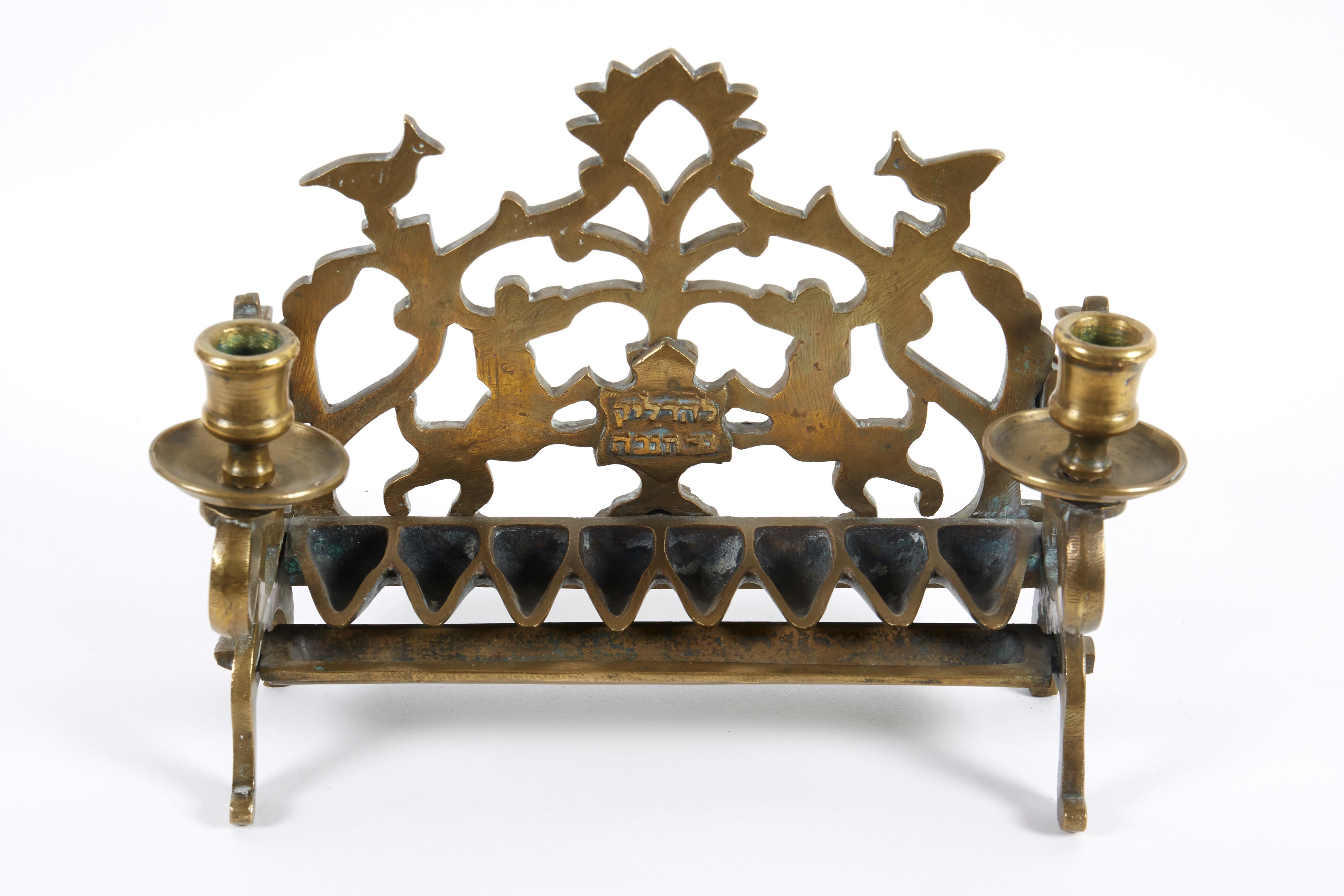 18. Jahrhundert Galizisch Messing Chanukka-Lampe Menora im Zustand „Gut“ im Angebot in New York, NY