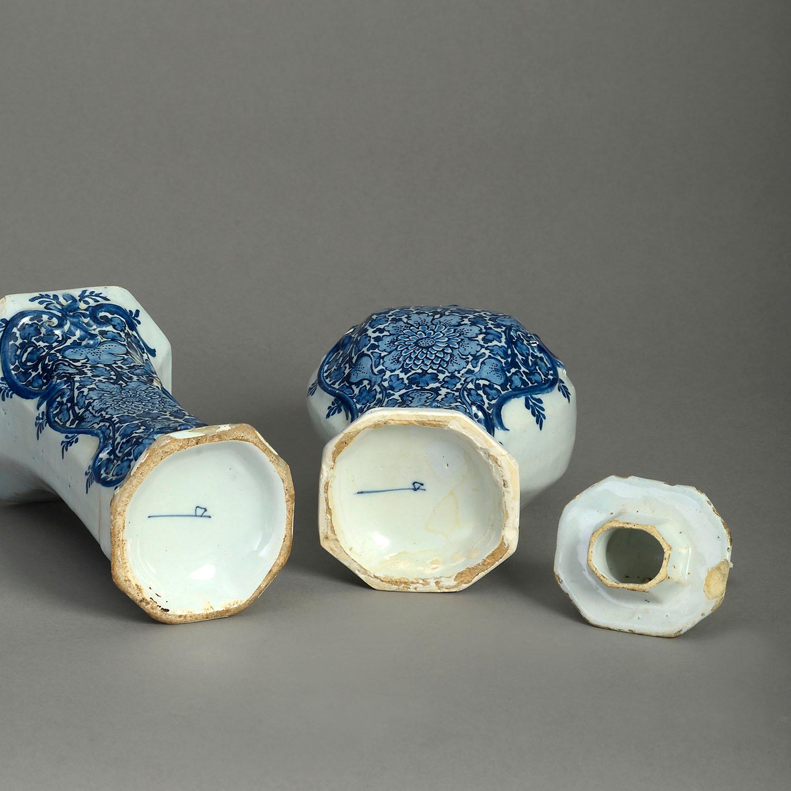 Baroque Garniture de vases de Delft bleus et blancs du XVIIIe siècle