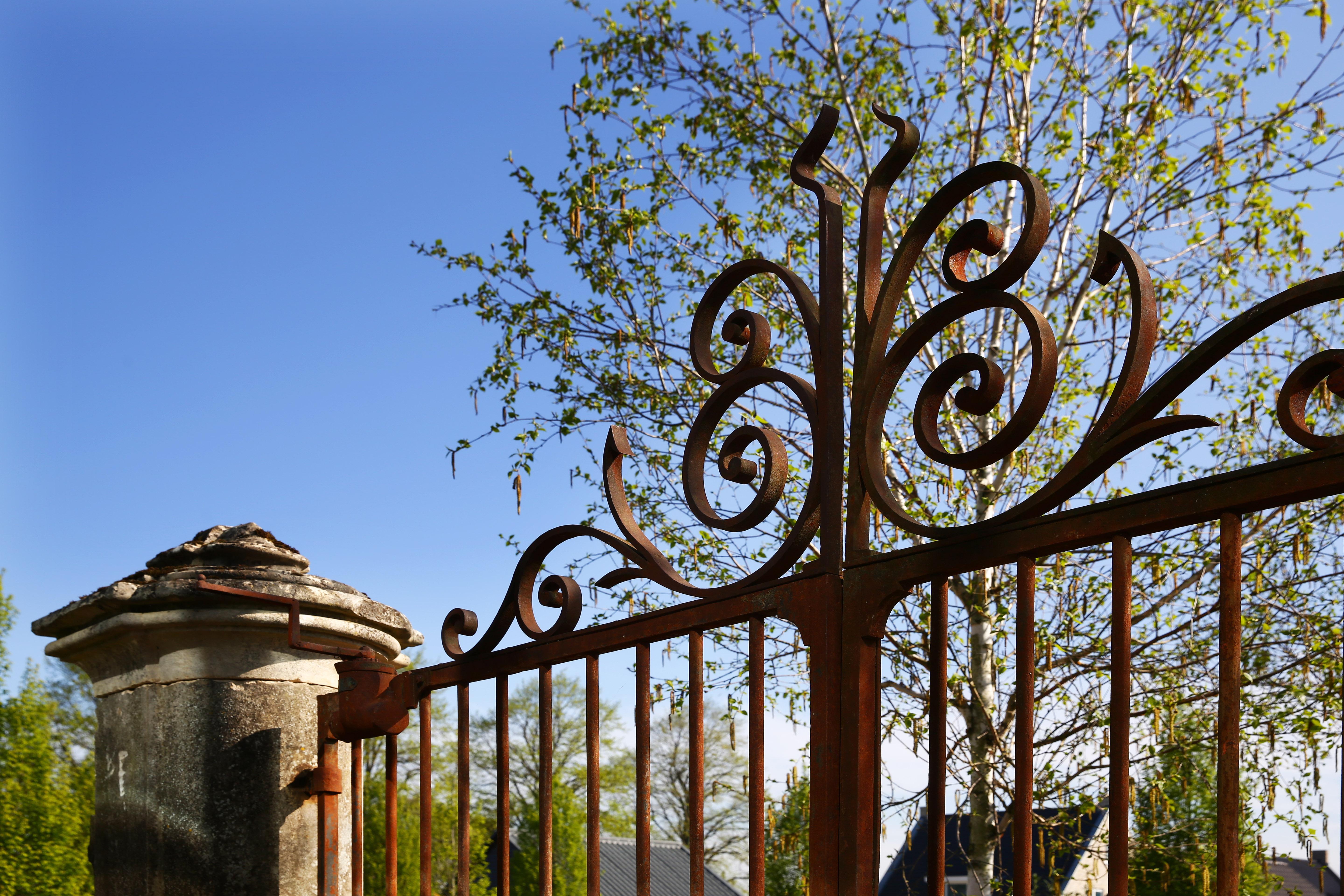 We have a beautiful antique gate with pilasters from the 18th century in our range! The cast iron gate is elegant and in Baroque style. The combination of the French limestone pilasters with the cast iron gate is robust and stately and provides