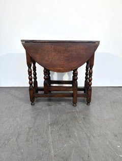 Table à pied en forme de porte du 18e siècle