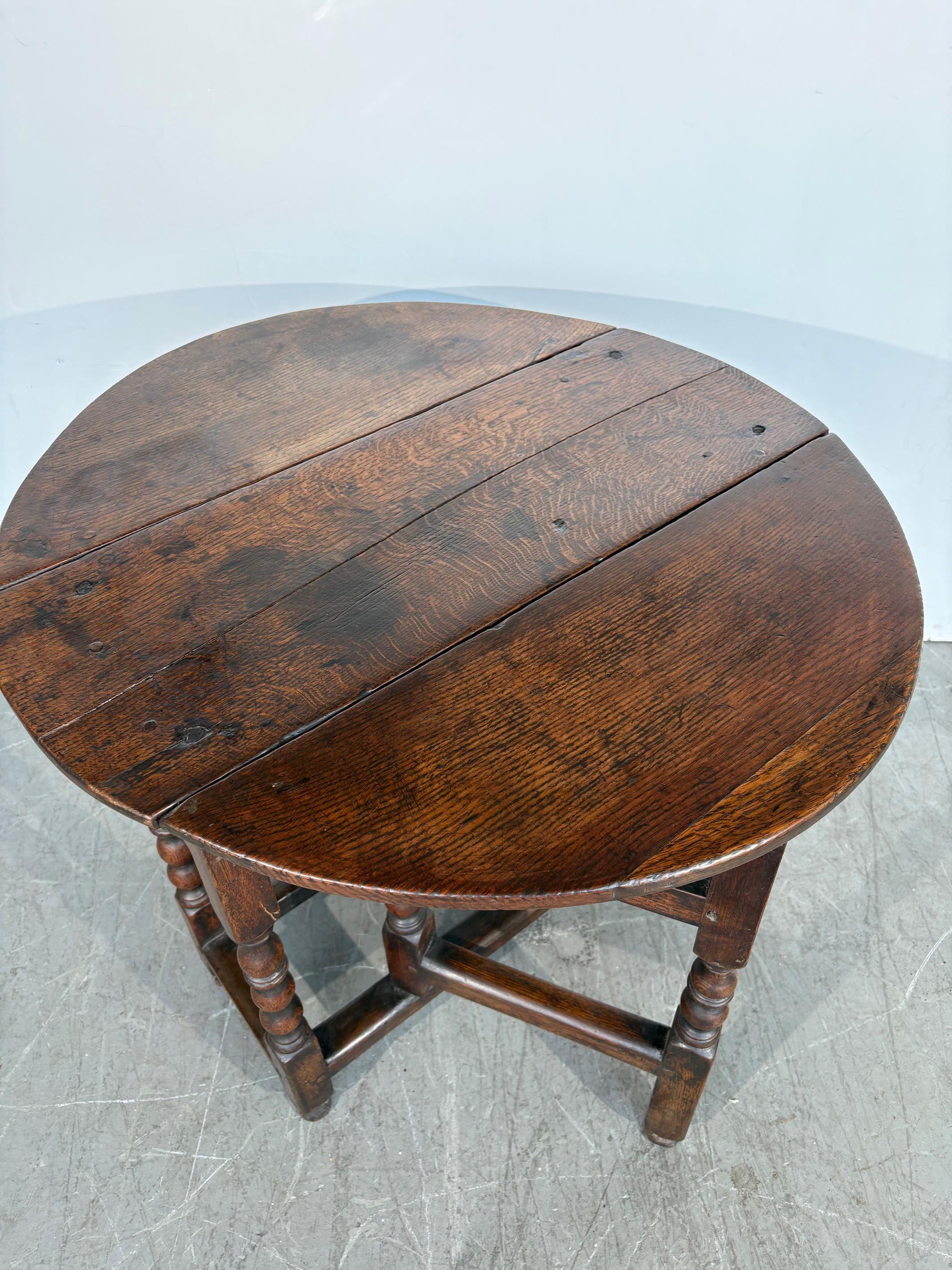 Anglais Table à pied en forme de porte du 18e siècle en vente