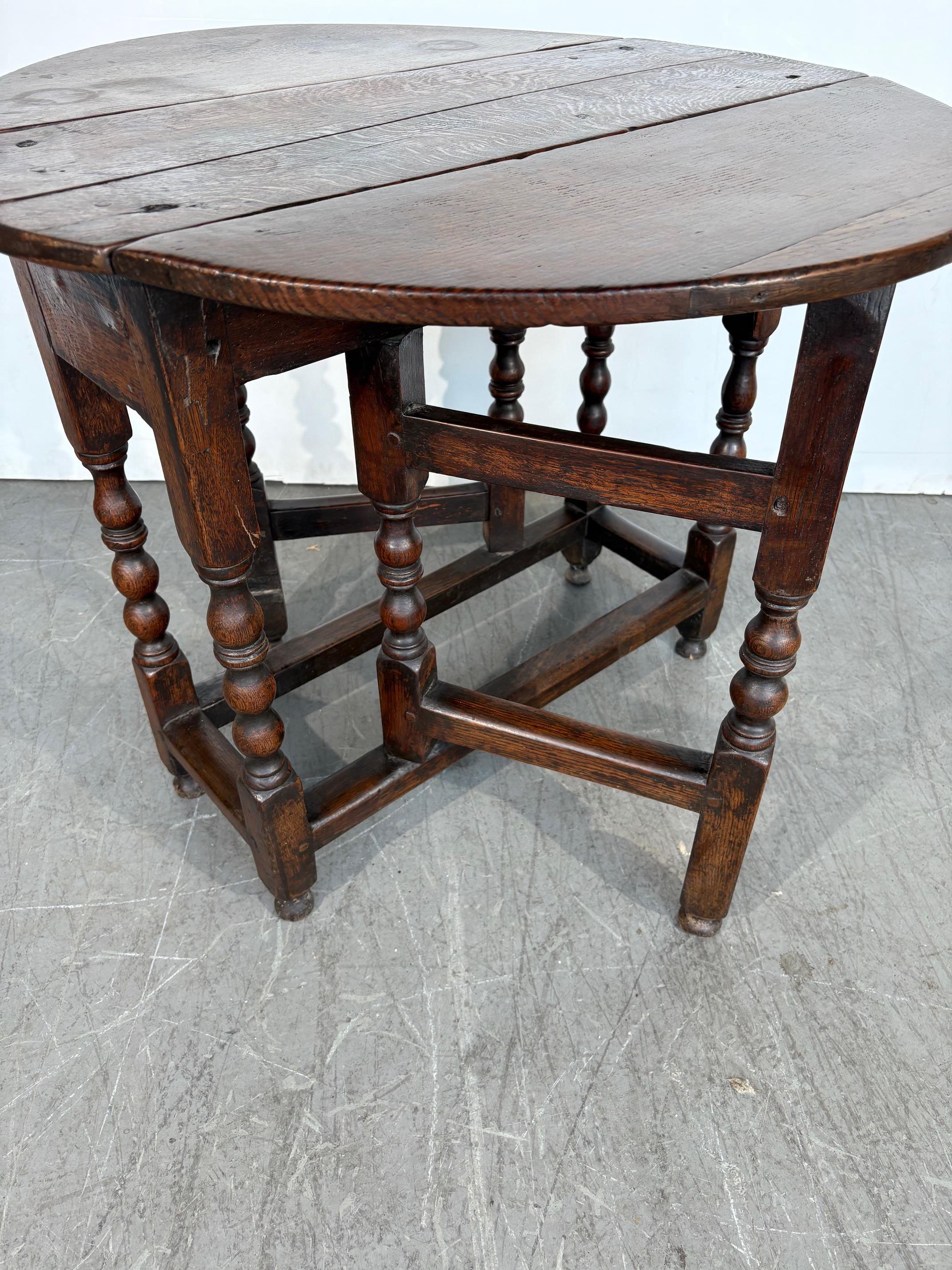 Table à pied en forme de porte du 18e siècle Bon état - En vente à Pomona, CA