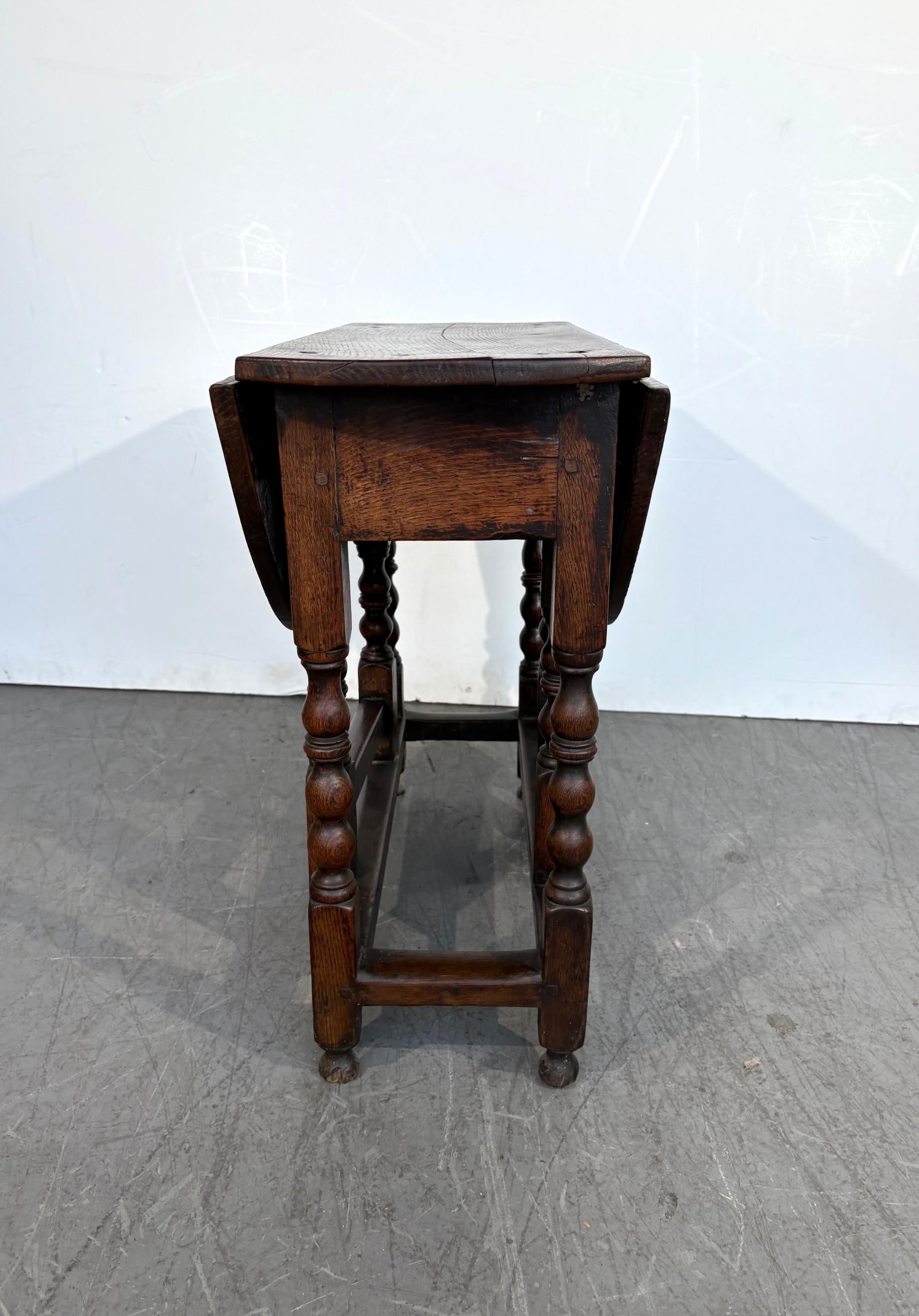 XVIIIe siècle Table à pied en forme de porte du 18e siècle en vente