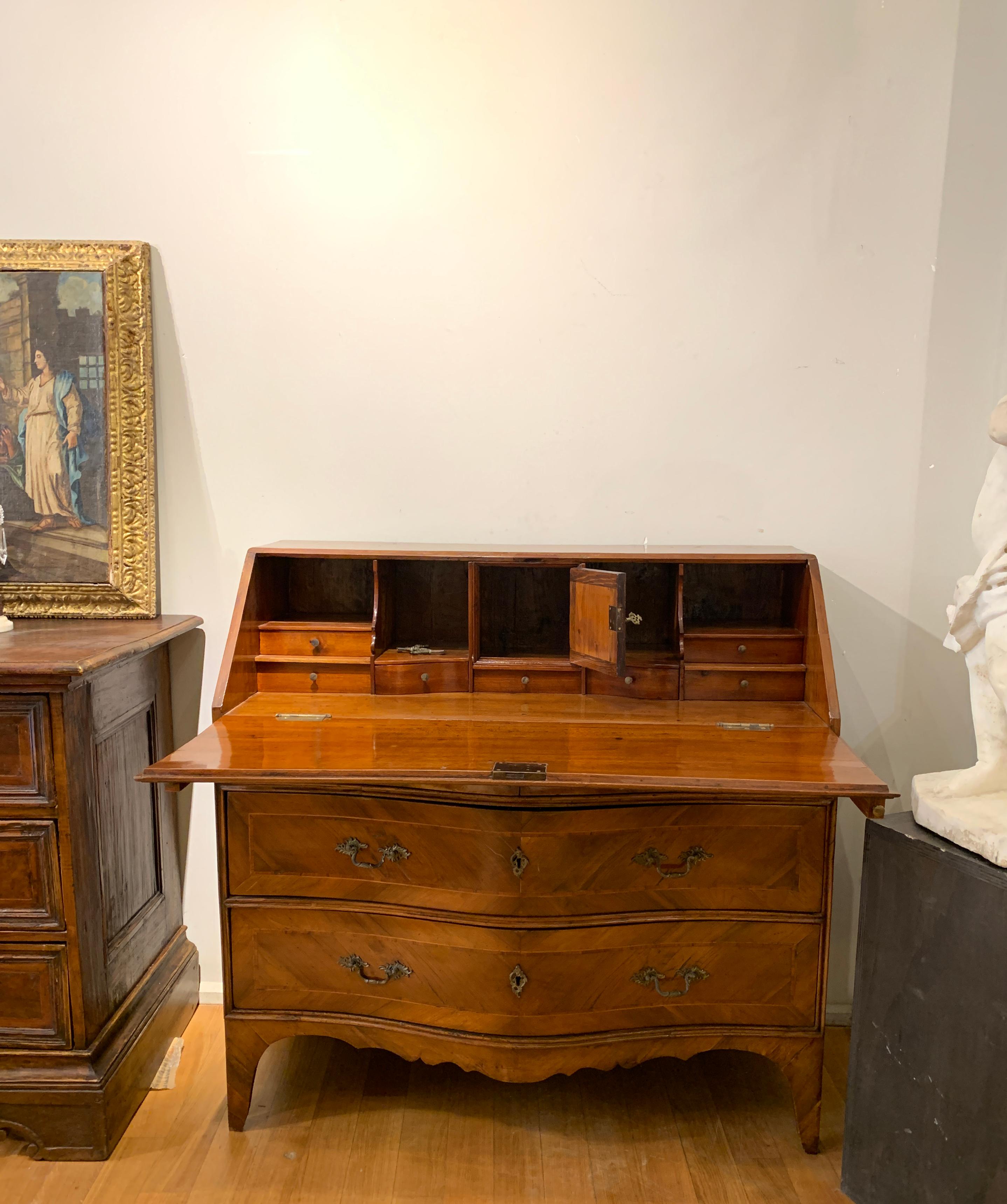 18th CENTURY GENOVESE WALNUT FLAP  In Good Condition For Sale In Firenze, FI