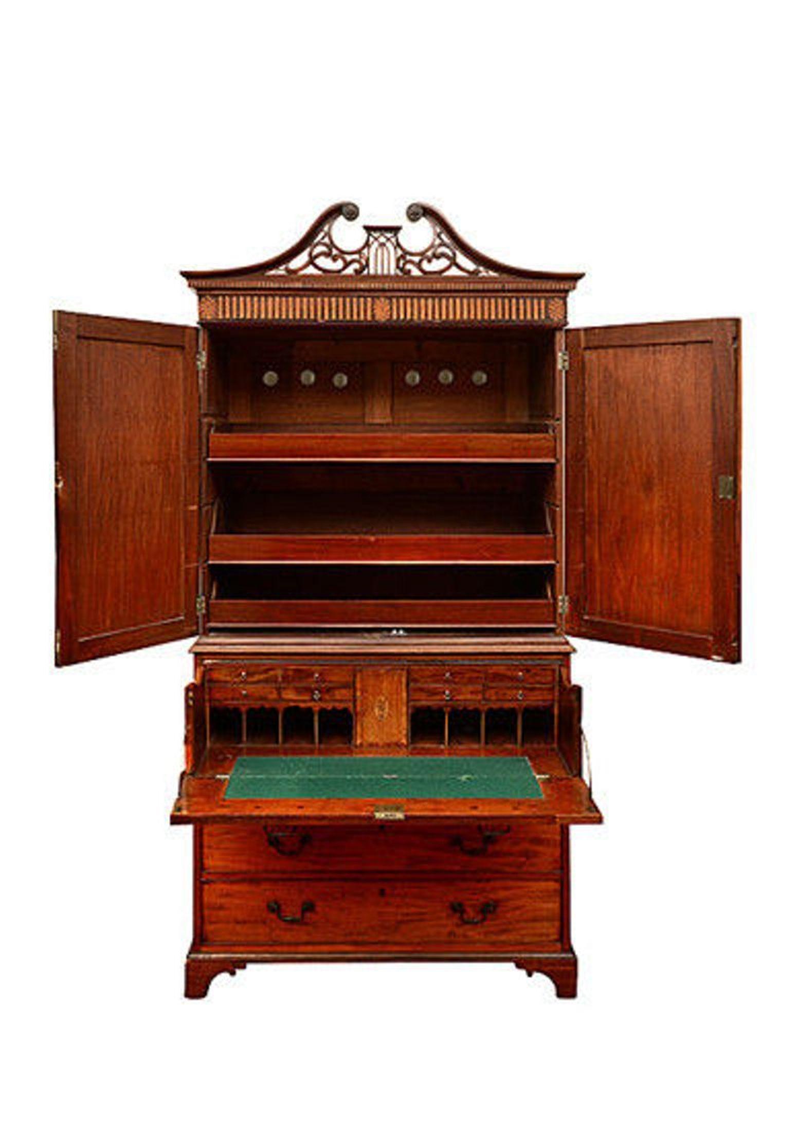 18th Century mahogany Geo 111 Secretaire Linen Press, circa 1780 (George III.) im Angebot