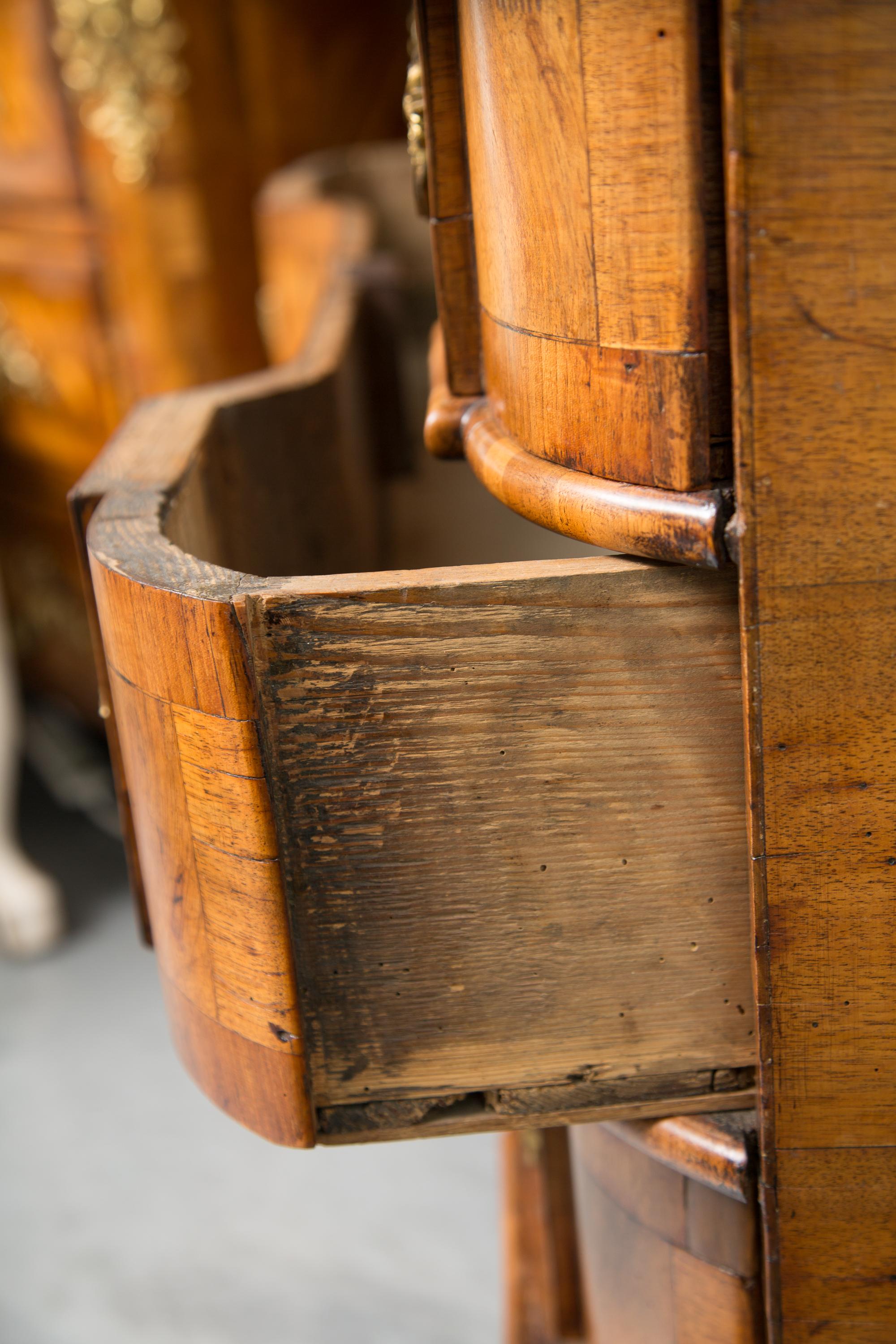 18th Century George I Burled Walnut Double-Dome Cabinet In Good Condition In WEST PALM BEACH, FL
