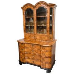 Armoire à double dôme en ronce de noyer George I du 18ème siècle