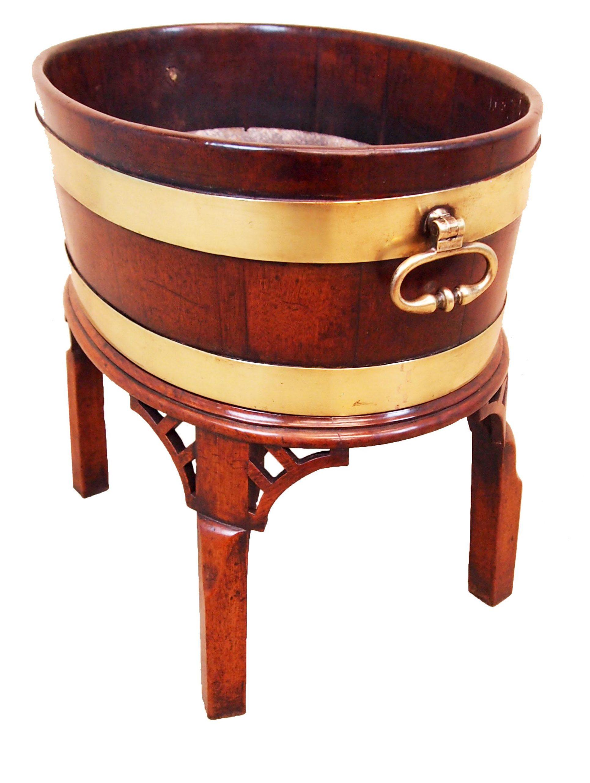 Enfriador de vino abierto ovalado de caoba inglesa del siglo XVIII (Jorge I), con decoración original encuadernada en latón y asas de transporte originales de latón, que descansa sobre su soporte original de patas cuadradas con ménsulas perforadas