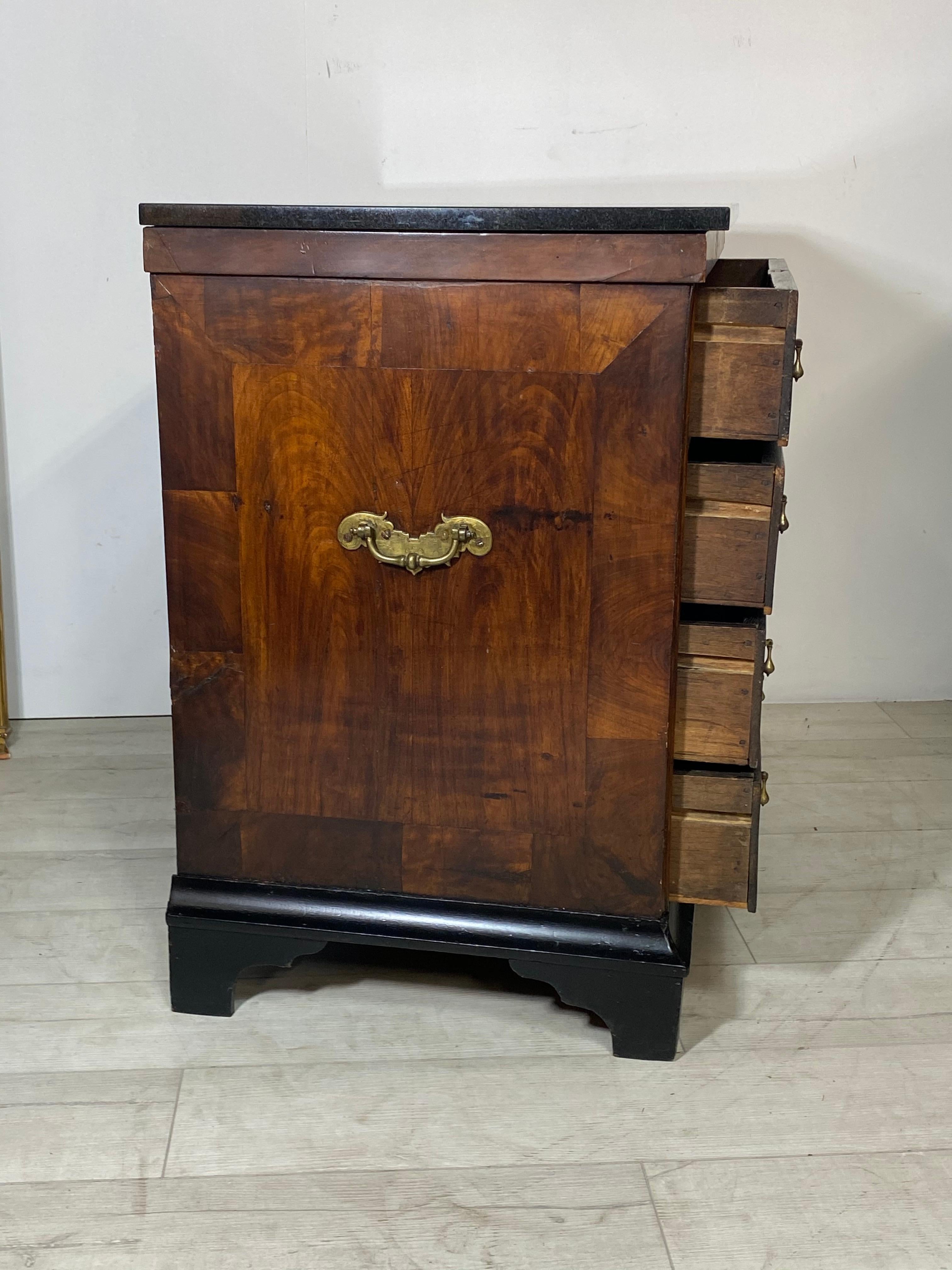 18th Century George I English Walnut Veneered Chest of Drawers In Good Condition In San Francisco, CA
