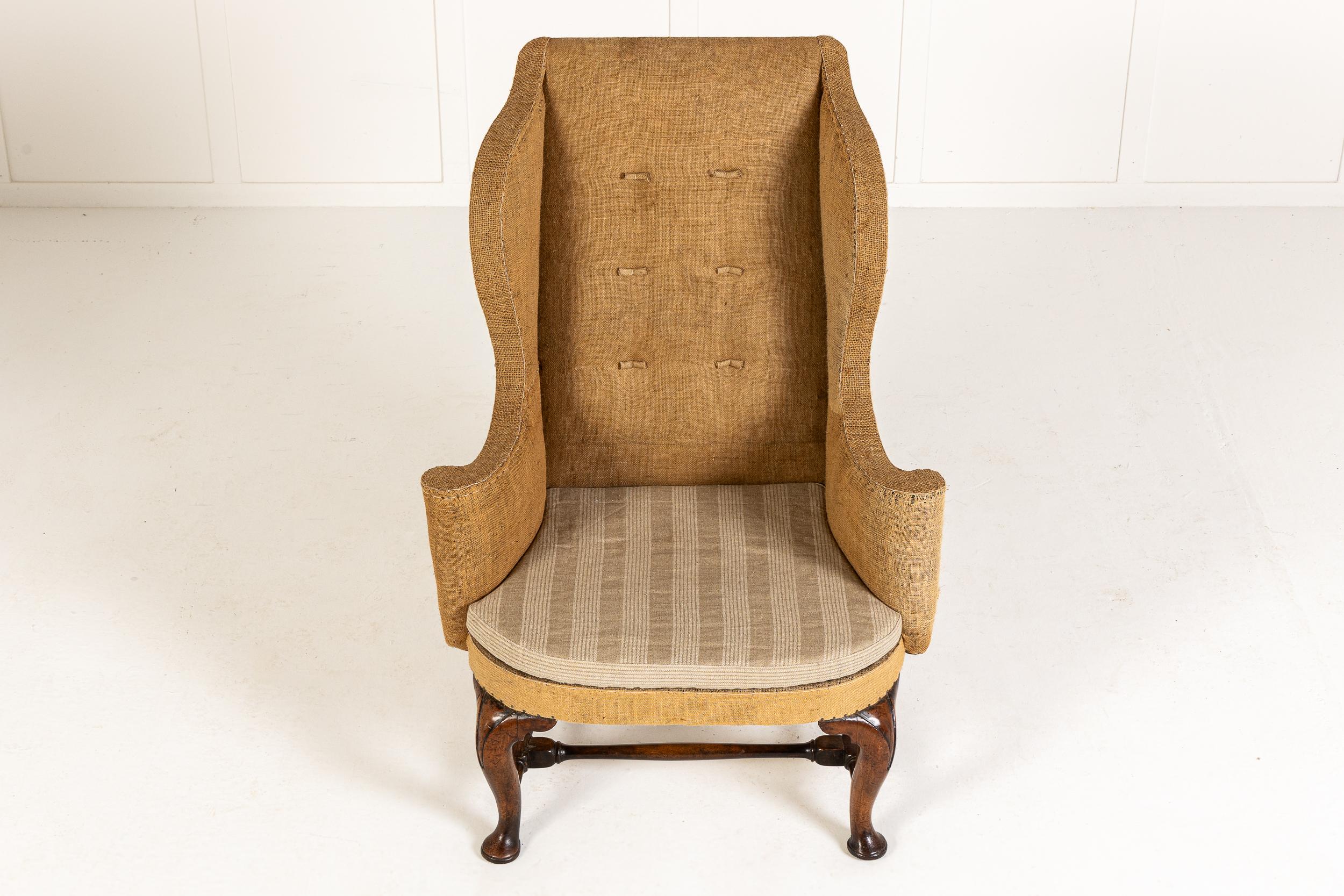 Chaise à oreilles en noyer du début du XVIIIe siècle, d'époque George I, vers 1720.

Cette fabuleuse chaise, rare et originale, avec son haut dossier et ses supports d'accoudoirs aux contours délicats, incarne l'élégance du mobilier de l'époque de